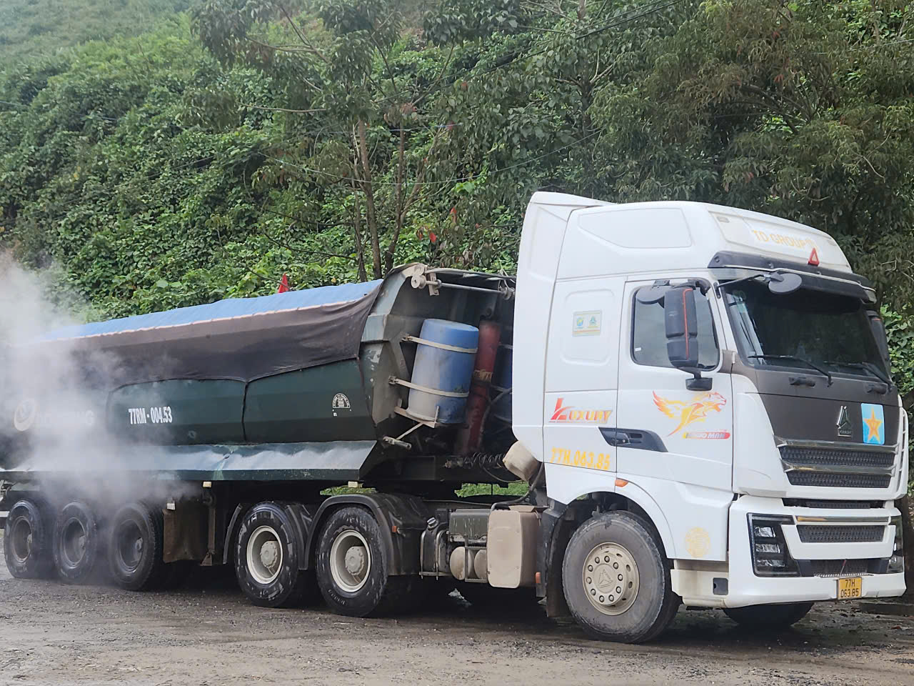 Video: Cận cảnh xe chở cát có dấu hiệu quá tải “băm nát” đường Hồ Chí Minh - Ảnh 1.