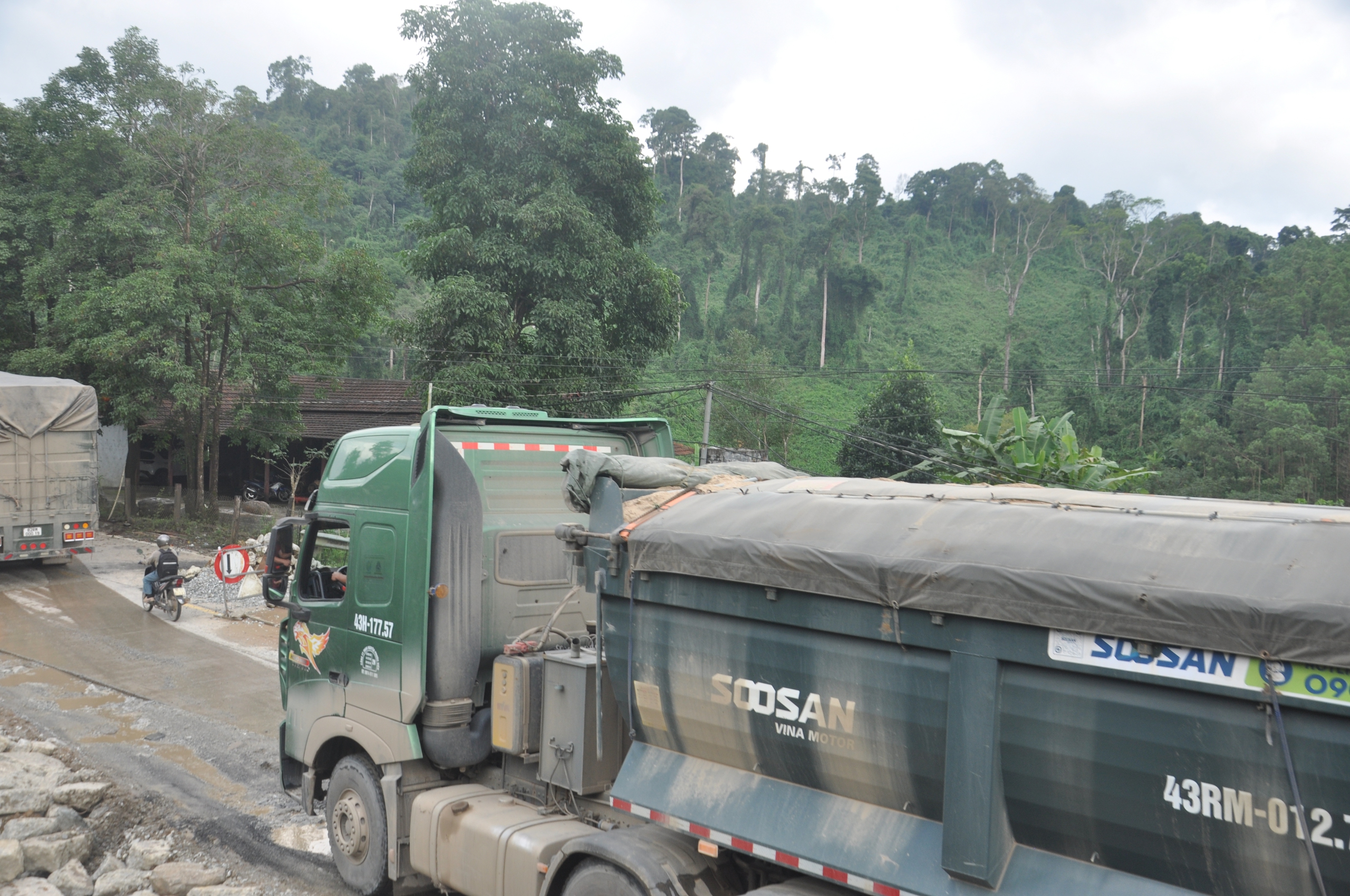 Đà Nẵng, Quảng Ngãi: Xe chở cát có dấu hiệu quá tải “bức tử” đường Hồ Chí Minh - Ảnh 1.