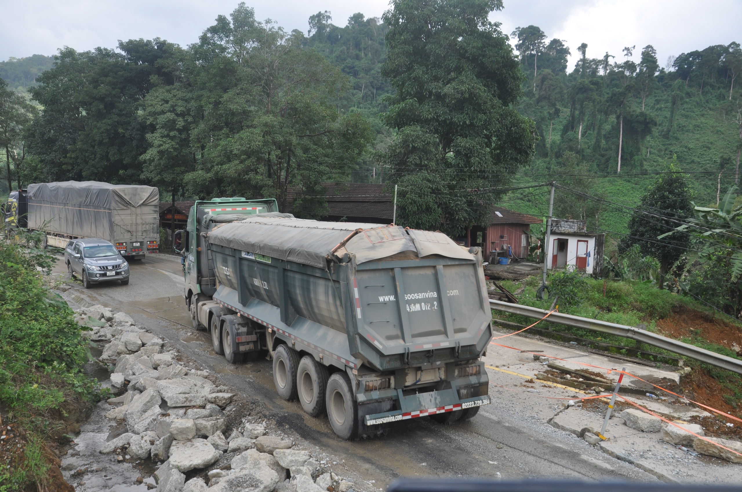 Xe chở cát "băm nát" đường Hồ Chí Minh: Lãnh đạo Công an Đà Nẵng, Quảng Ngãi chỉ đạo xử lý nghiêm túc - Ảnh 1.