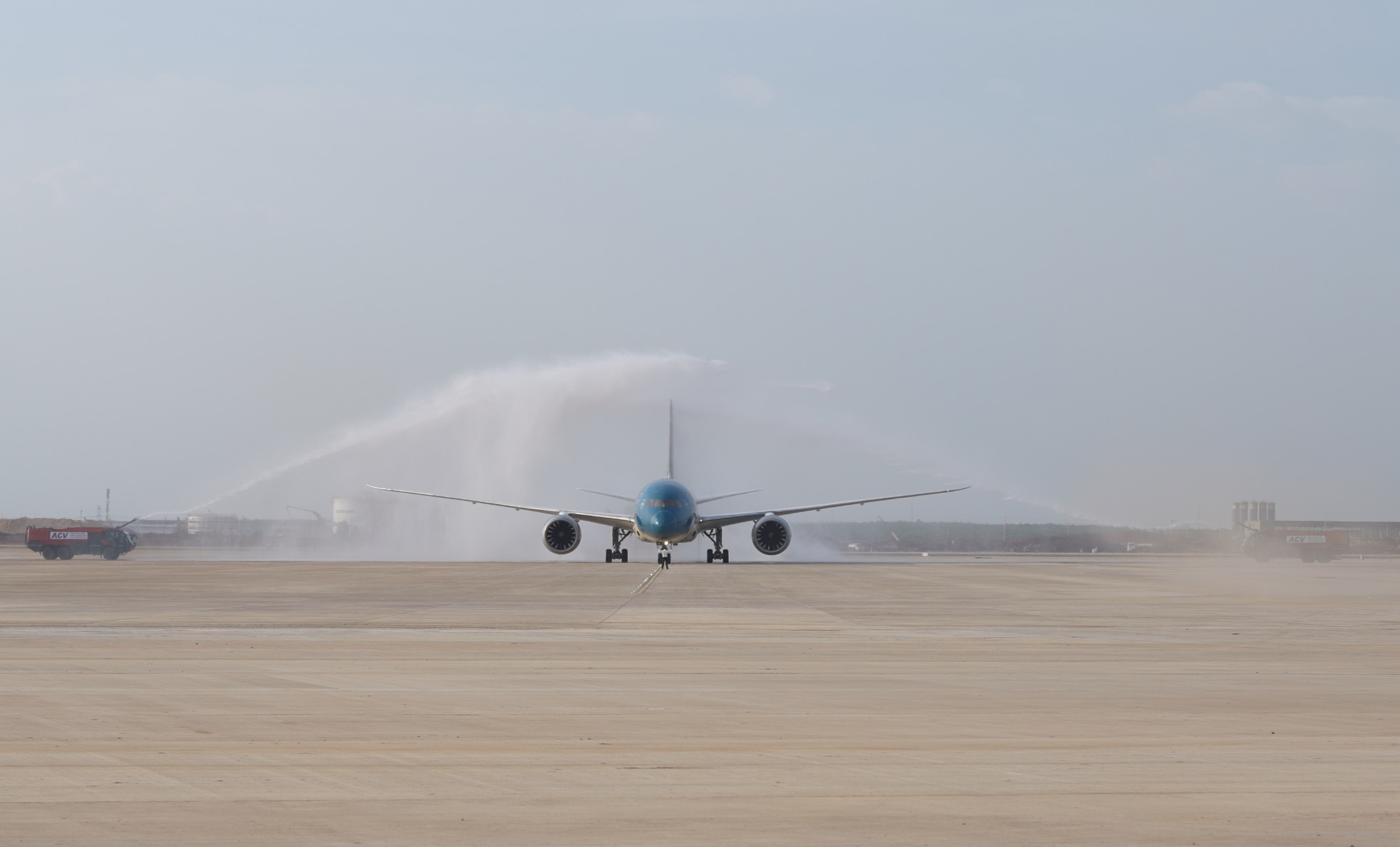 Cận cảnh kiểm soát viên không lưu điều hành chuyến bay lịch sử đầu tiên tại Cảng HKQT Long Thành - Ảnh 7.
