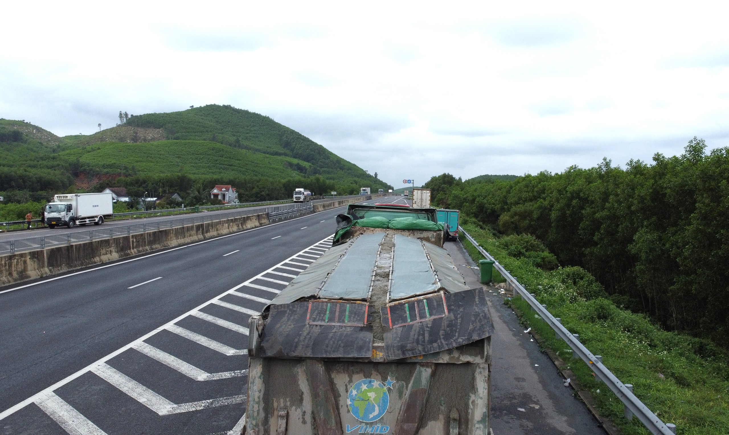 Xe chở cát "cao như núi" rầm rập trên tuyến cao tốc Đà Nẵng-Quảng Ngãi, QL14B - Ảnh 1.