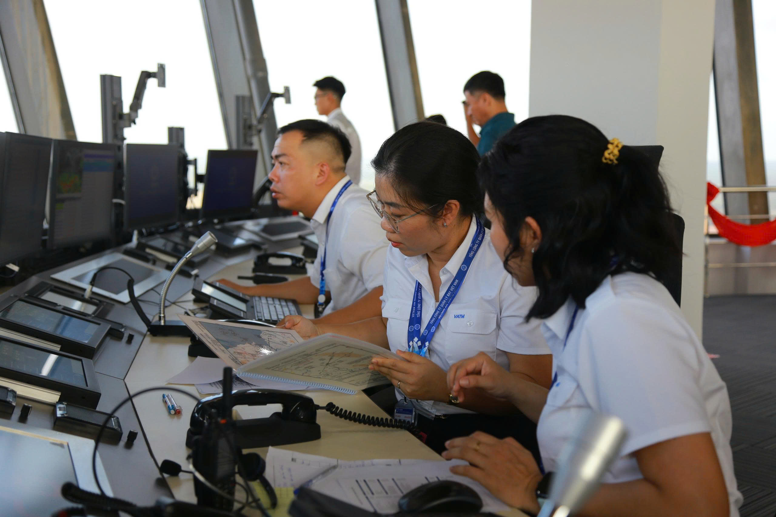 Cận cảnh kiểm soát viên không lưu điều hành chuyến bay lịch sử đầu tiên tại Cảng HKQT Long Thành - Ảnh 12.