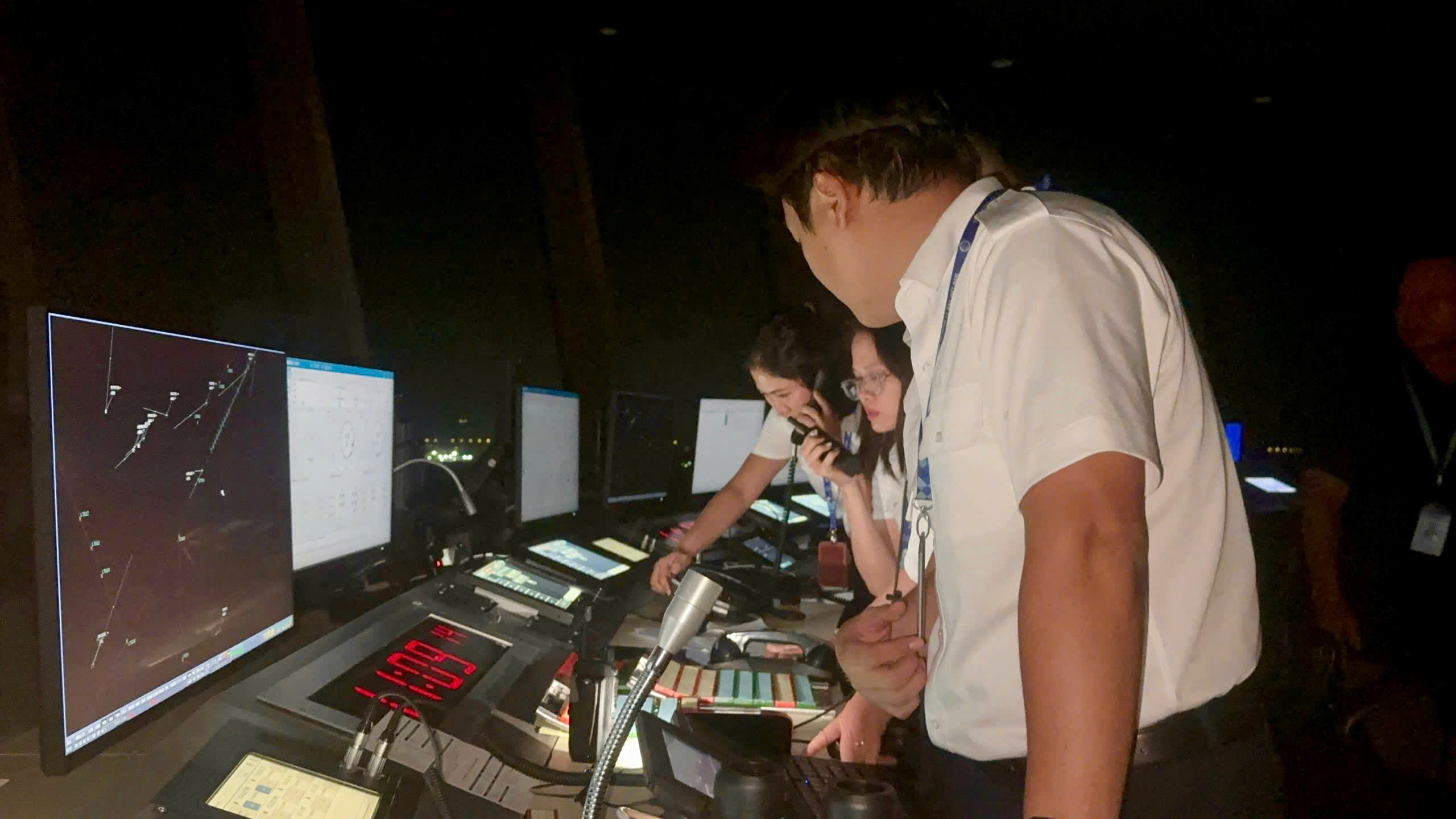 Cận cảnh kiểm soát viên không lưu điều hành chuyến bay lịch sử đầu tiên tại Cảng HKQT Long Thành - Ảnh 2.