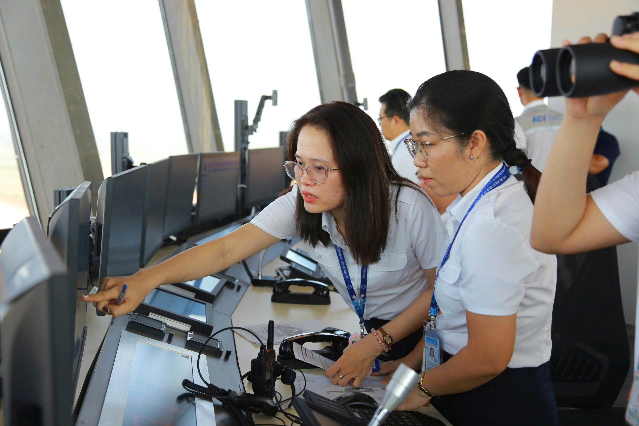 Cận cảnh kiểm soát viên không lưu điều hành chuyến bay lịch sử đầu tiên tại Cảng HKQT Long Thành - Ảnh 3.