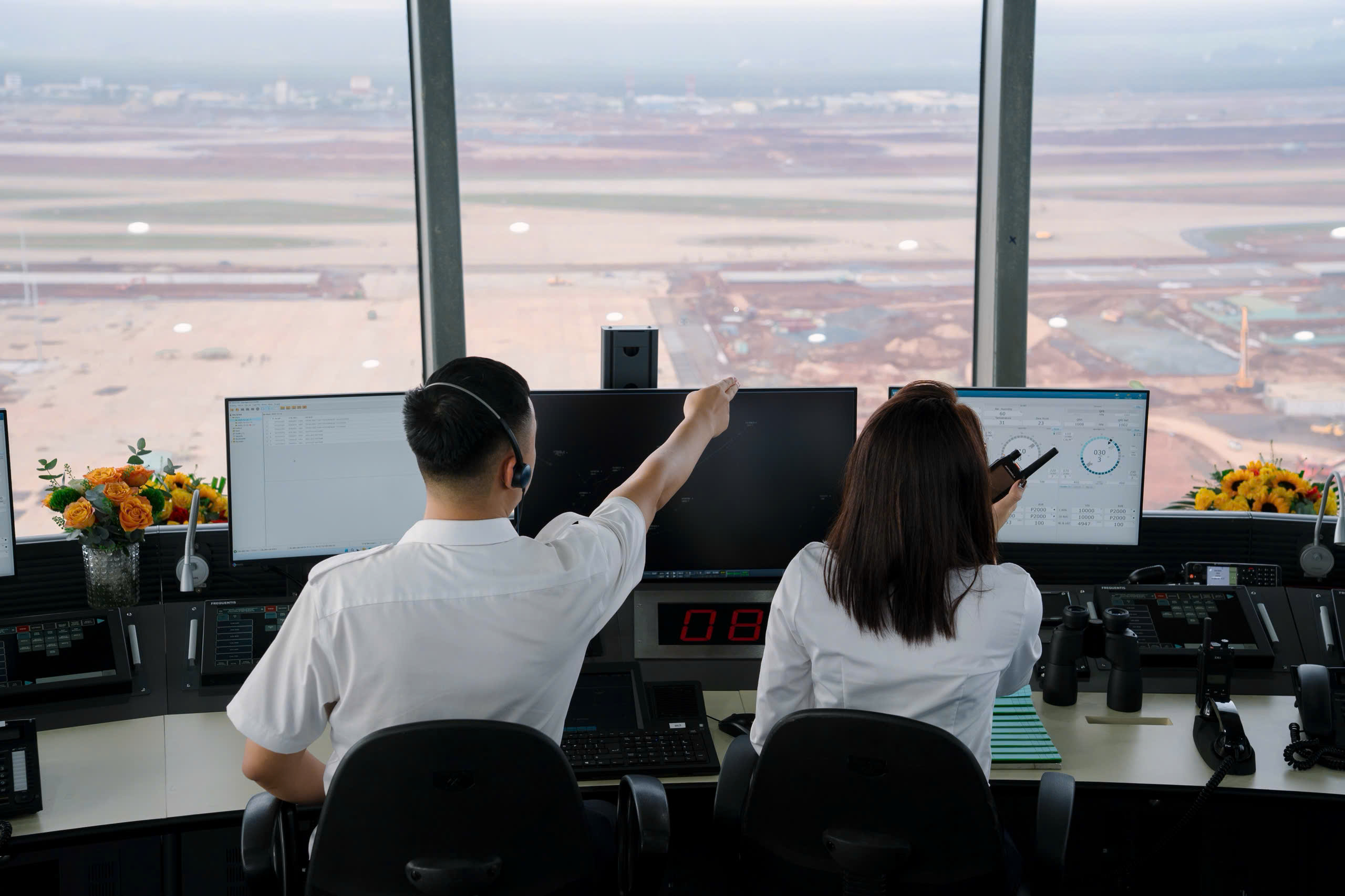 Cận cảnh kiểm soát viên không lưu điều hành chuyến bay lịch sử đầu tiên tại Cảng HKQT Long Thành - Ảnh 5.