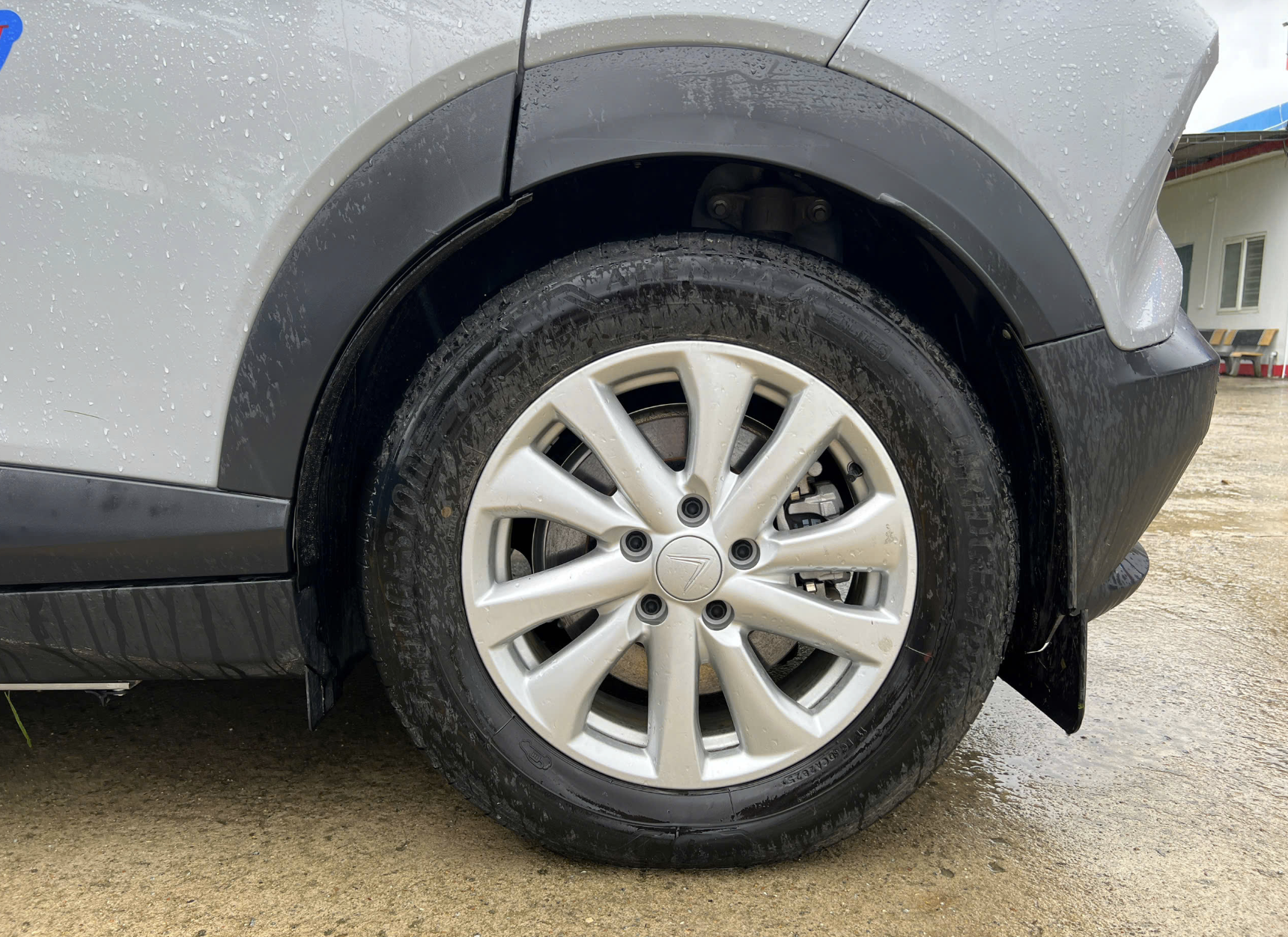 Cách xử lý để ôtô không bị lật khi nổ lốp trên cao tốc- Ảnh 1. Cách xử lý để ôtô không bị lật khi nổ lốp trên cao tốc- Ảnh 1.