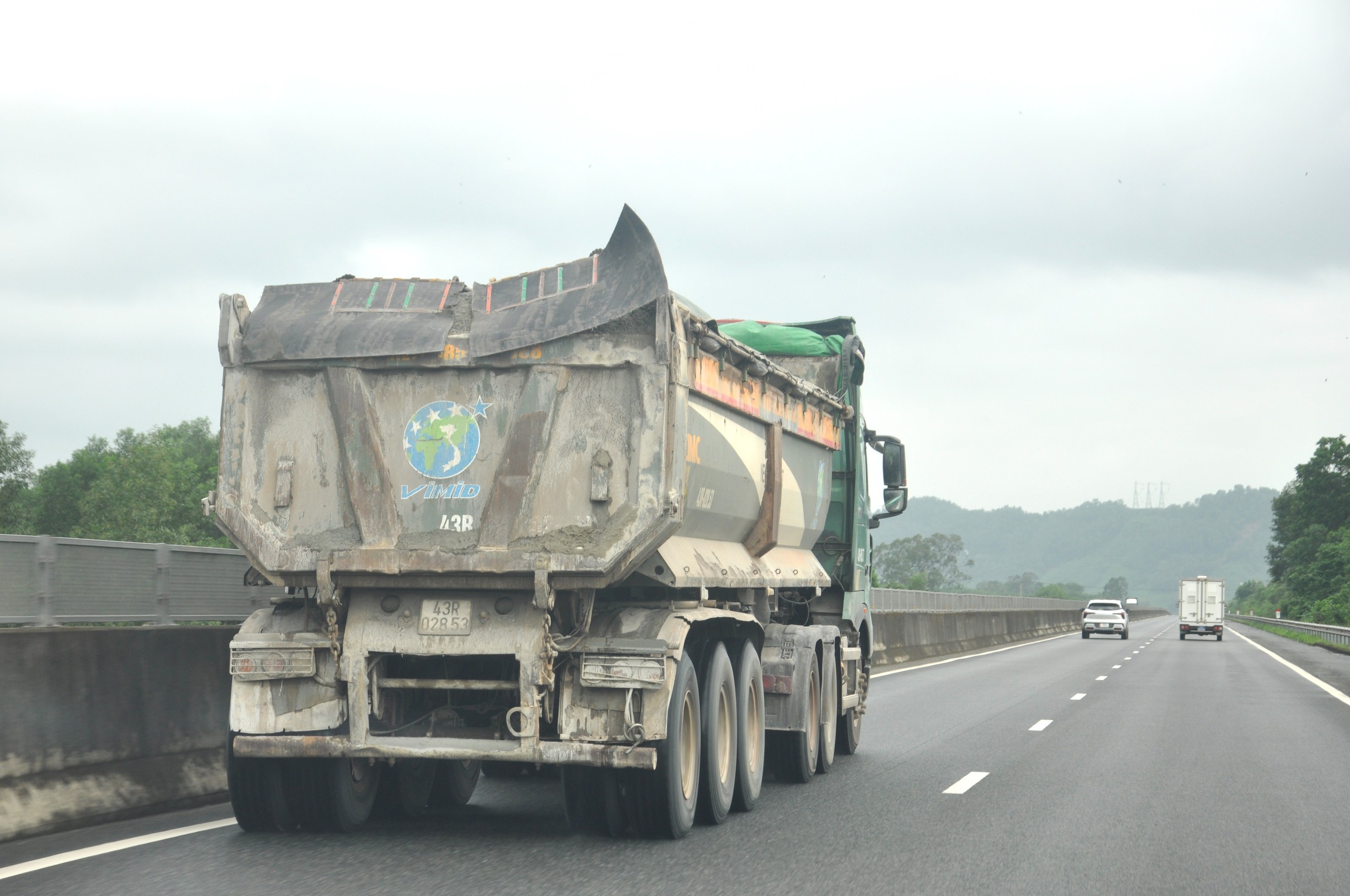 Xe chở cát "cao như núi" rầm rập trên cao tốc Đà Nẵng-Quảng Ngãi: Cục trưởng Cục CSGT nói gì?- Ảnh 1. Xe chở cát "cao như núi" rầm rập trên cao tốc Đà Nẵng-Quảng Ngãi: Cục trưởng Cục CSGT nói gì?- Ảnh 1.