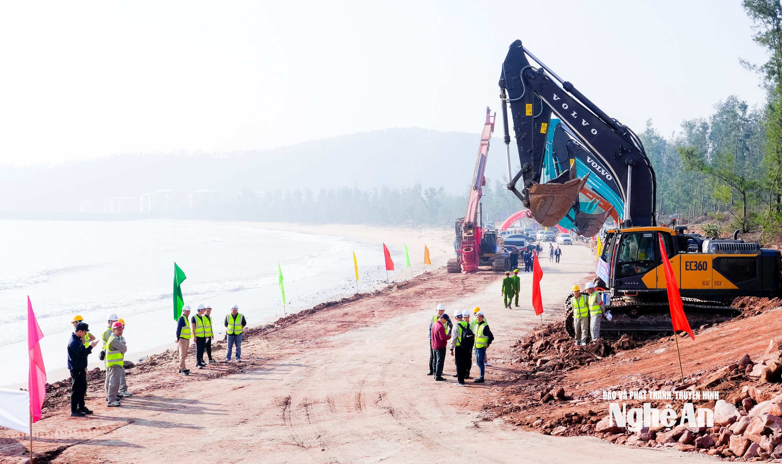 Khởi công Dự án trọng điểm quốc gia Cảng nước sâu Cửa Lò - Ảnh 2.