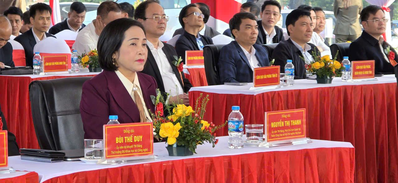 Thông xe kỹ thuật cầu dây văng đầu tiên vượt đường sắt Bắc - Nam tại Thanh Hóa - Ảnh 1.