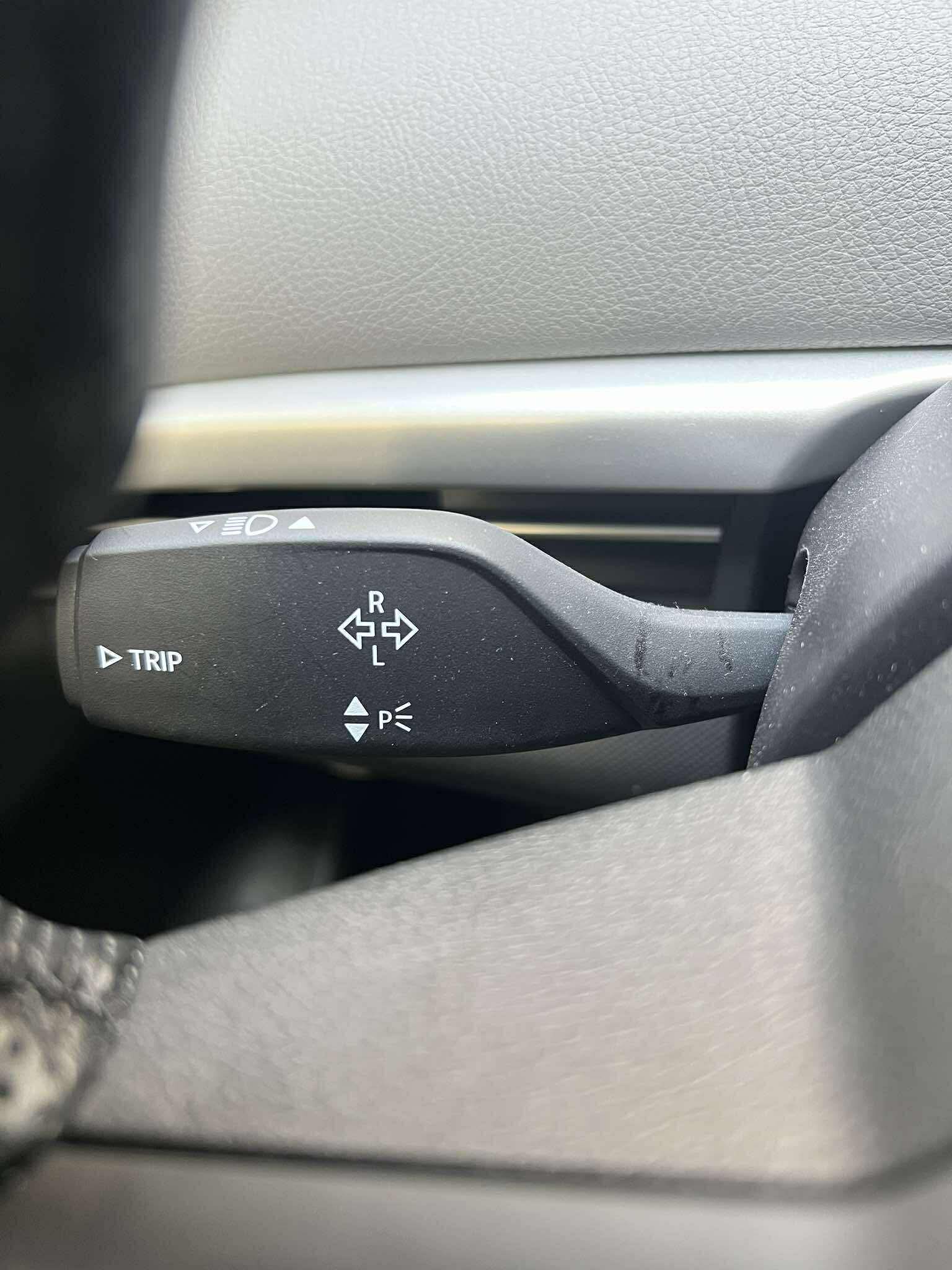 Lưu ý khi sử dụng cần gạt xi-nhan điện tử trên ô tô - Ảnh 1.