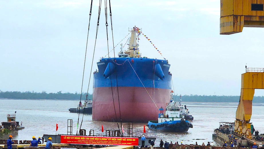 Hạ thủy tàu hàng 65.000DWT - Ảnh 1.