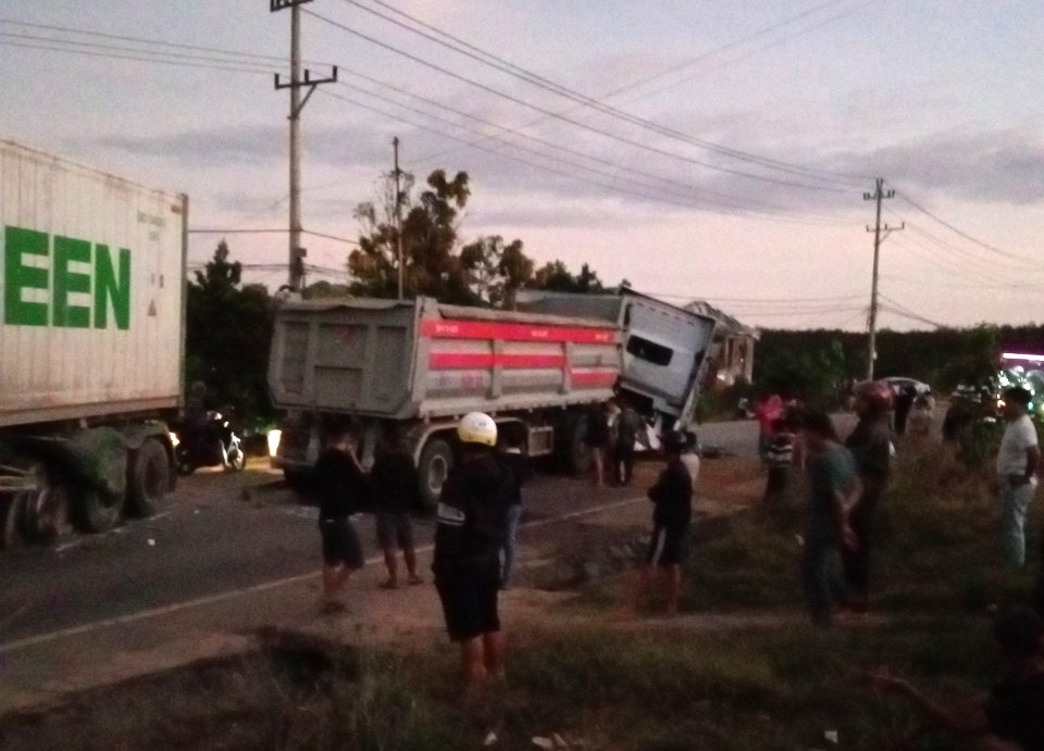 Xứ lý xe chở cát "bức tử" cầu đường bộ, lập lại TTATGT trên tuyến đường Hồ Chí Minh - Ảnh 2.