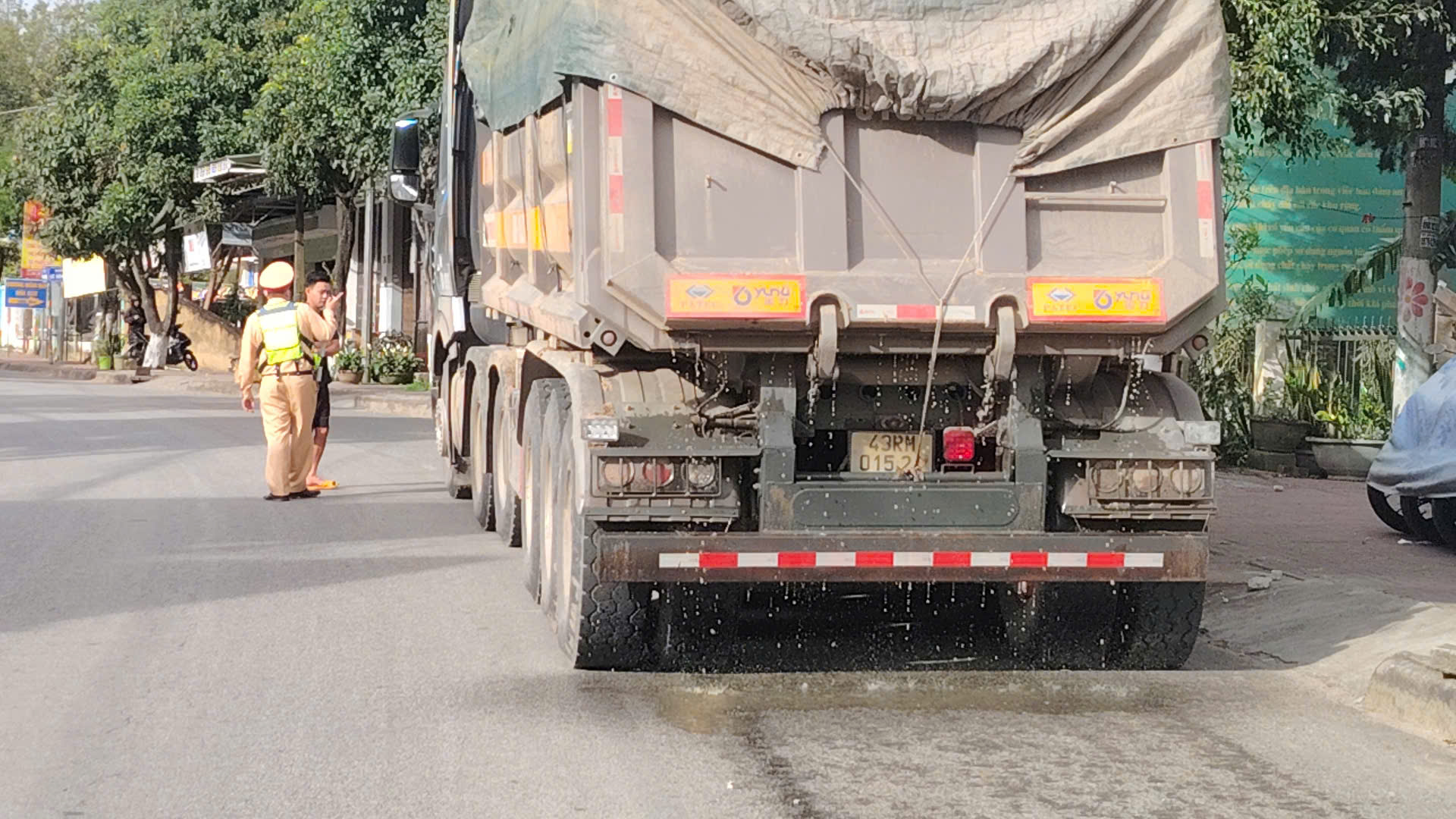 Xứ lý xe chở cát "bức tử" cầu đường bộ, lập lại TTATGT trên tuyến đường Hồ Chí Minh - Ảnh 1.