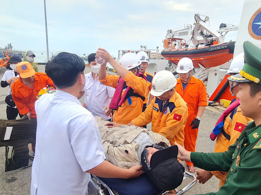 Điều động tàu SAR 631 kịp thời cứu ngư dân gặp nạn trên vùng biển Đà Nẵng - Ảnh 3.