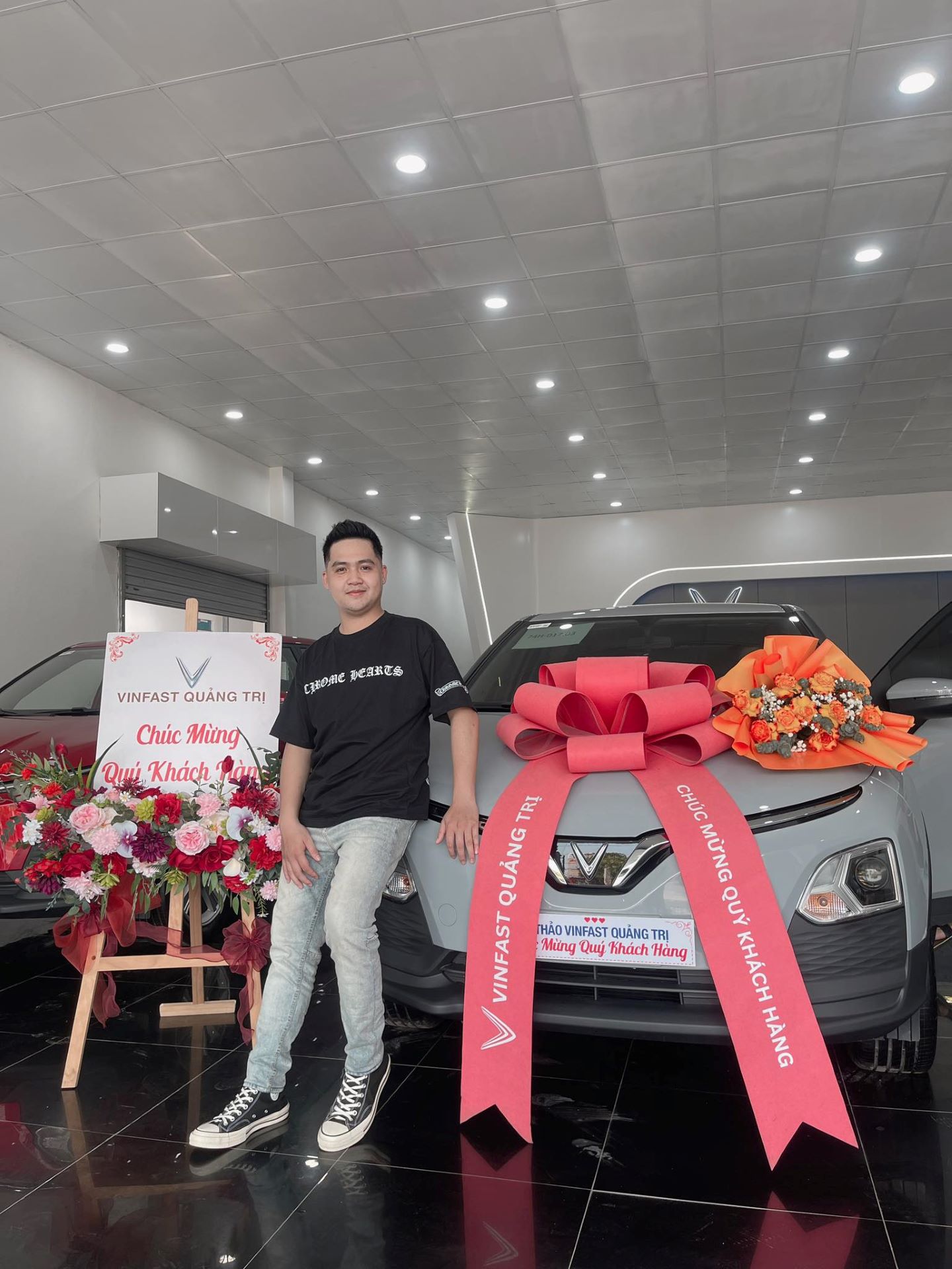 Chọn VinFast VF 5 là ô tô đầu đời, chủ xe tại Quảng Trị: “Xe ổn định, dịch vụ tạo niềm tin lâu dài”- Ảnh 1. Chọn VinFast VF 5 là ô tô đầu đời, chủ xe tại Quảng Trị: “Xe ổn định, dịch vụ tạo niềm tin lâu dài”- Ảnh 1.