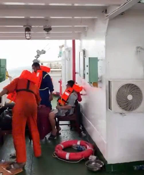 Cứu thành công các thuyền viên Việt Nam trên tàu nước ngoài bị sự cố trên vùng biển Malaysia- Ảnh 3.