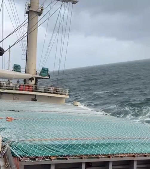 Cứu thành công các thuyền viên Việt Nam trên tàu nước ngoài bị sự cố trên vùng biển Malaysia- Ảnh 2.