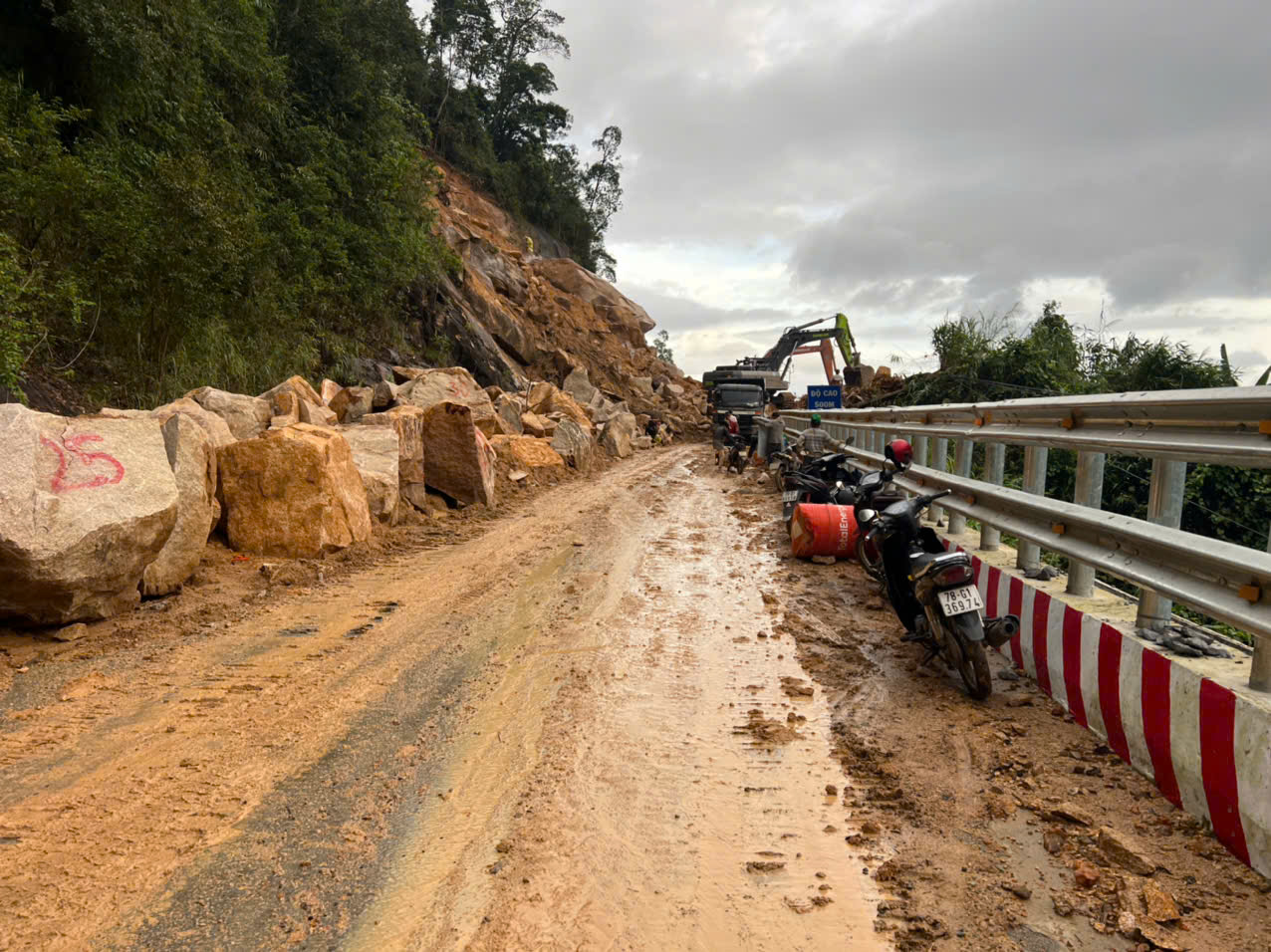 Cận cảnh "thần tốc" phá đá, thông tuyến QL27C qua đèo Khánh Lê- Ảnh 1. Cận cảnh "thần tốc" phá đá, thông tuyến QL27C qua đèo Khánh Lê- Ảnh 1.