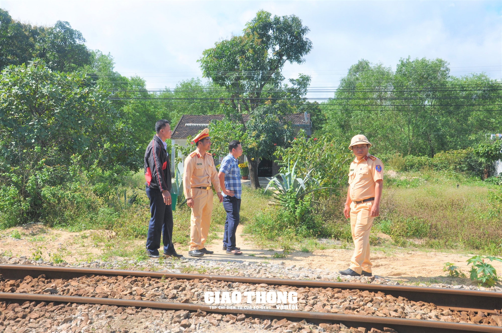 Quảng Nam: Phát sinh nhiều lối đi tự mở qua đường sắt nguy cơ mất ATGT- Ảnh 4.