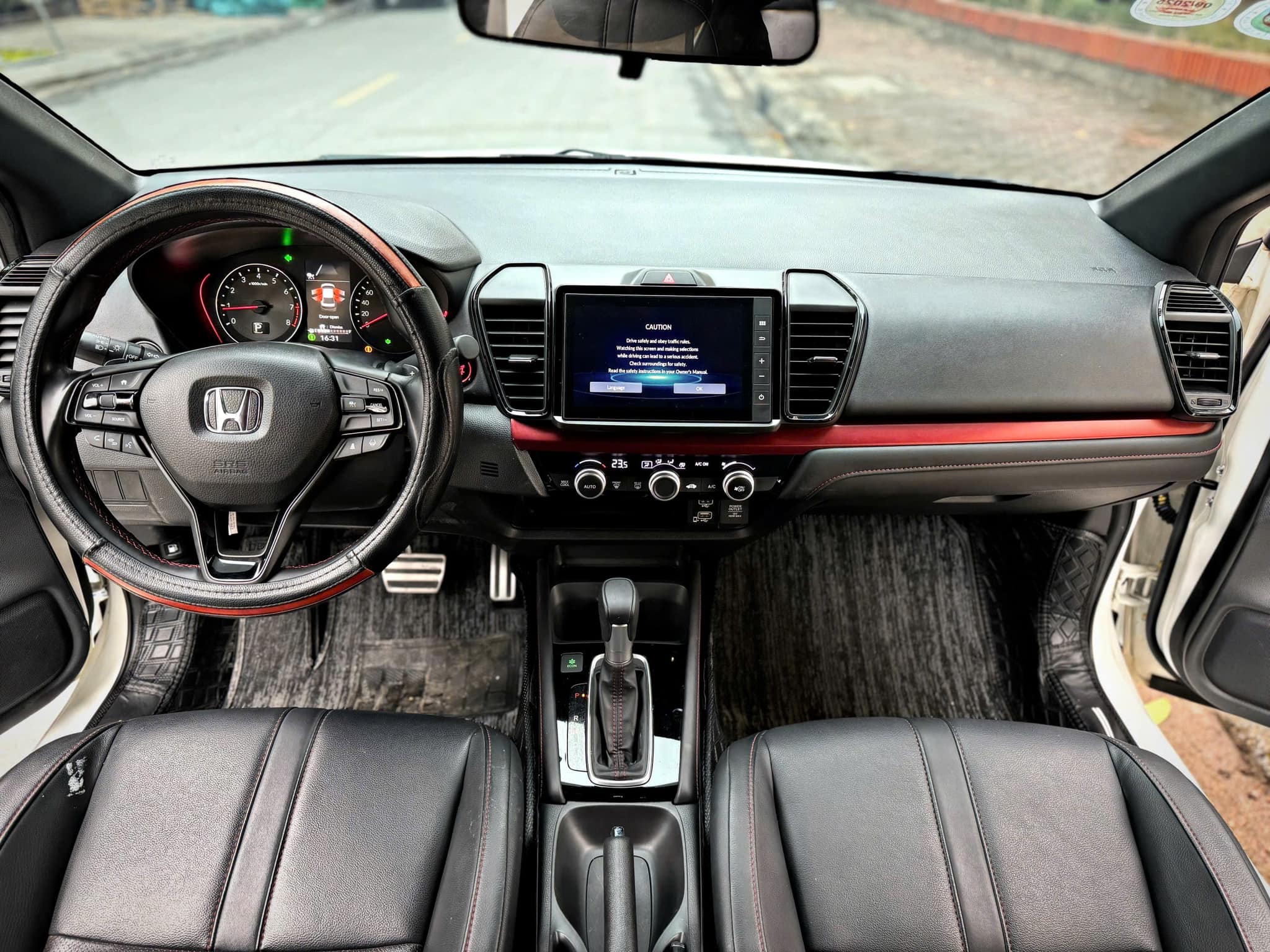 https://tapchigiaothong.qltns.mediacdn.vn/481400261263945728/2025/2/26/honda-city-5-1740580681316582578329.jpg