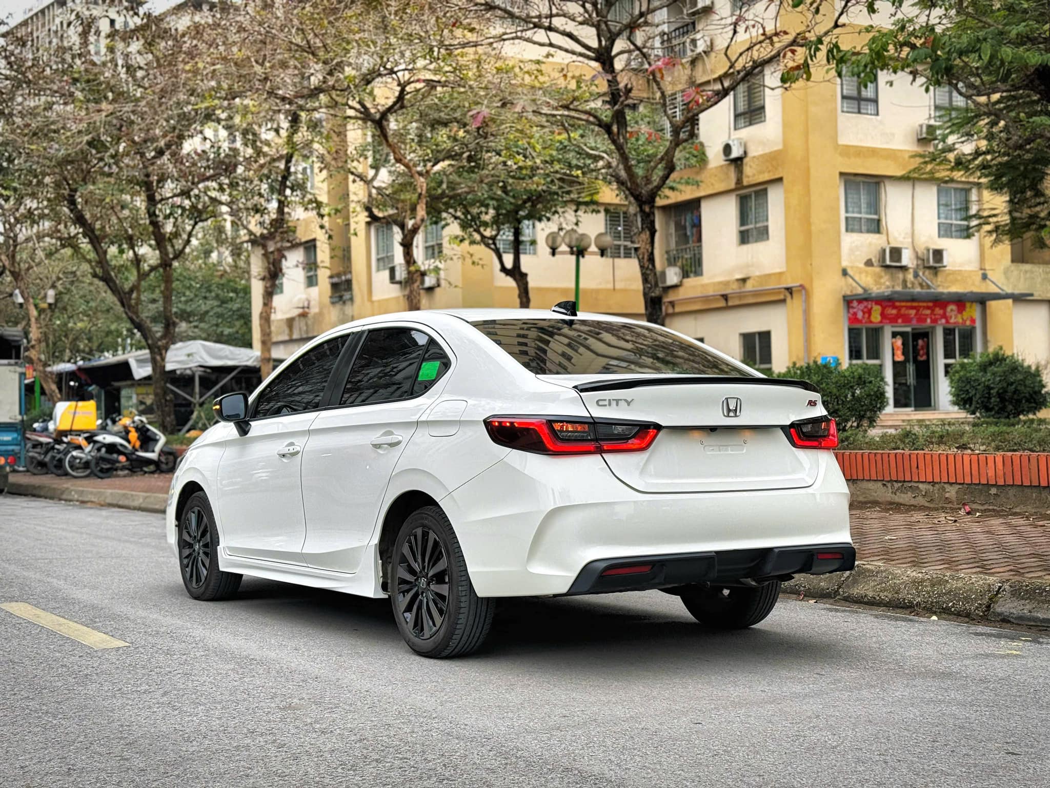 https://tapchigiaothong.qltns.mediacdn.vn/481400261263945728/2025/2/26/honda-city-66-17405806813721892155581.jpg