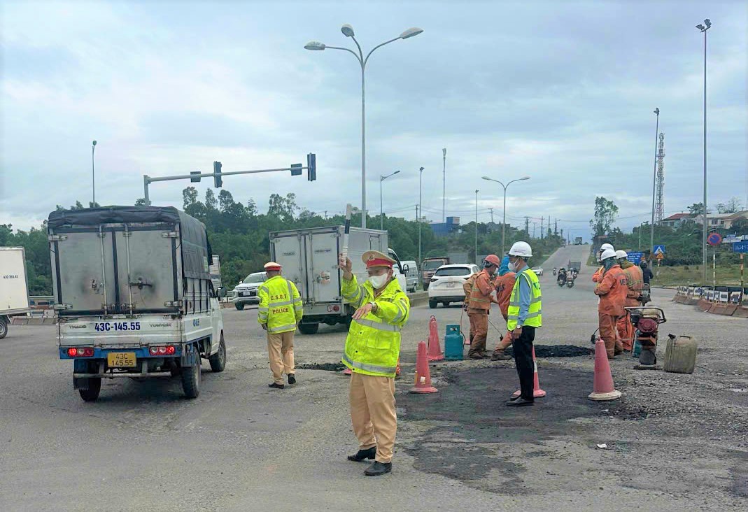 Khắc phục hư hỏng mặt đường, đảm bảo ATGT nút giao QL14 và cao tốc Đà Nẵng-Quảng Ngãi - Ảnh 1.