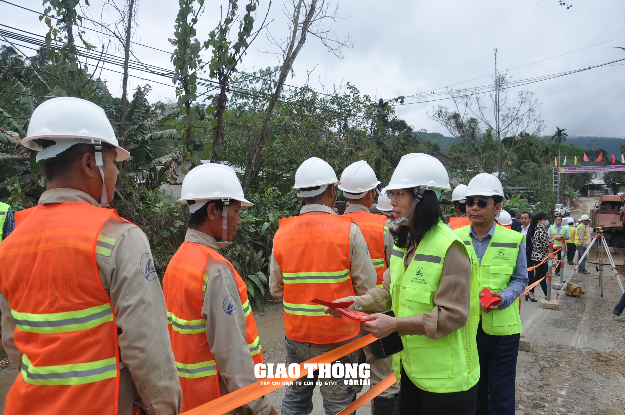 Ngành Đường bộ phát động ra quân bảo trì, bảo dưỡng thường xuyên các tuyến quốc lộ năm 2025 - Ảnh 10.