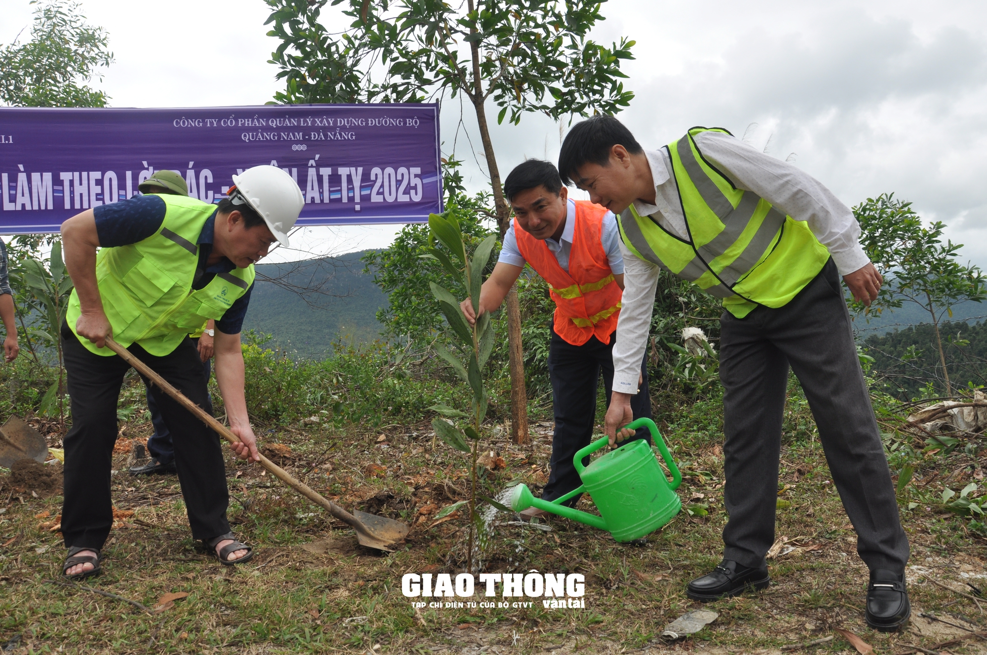 Trồng cây xanh tao hộ lan mền, bảo vệ hành lang đường bộ trên tuyến đường Hồ Chí Minh - Ảnh 4.