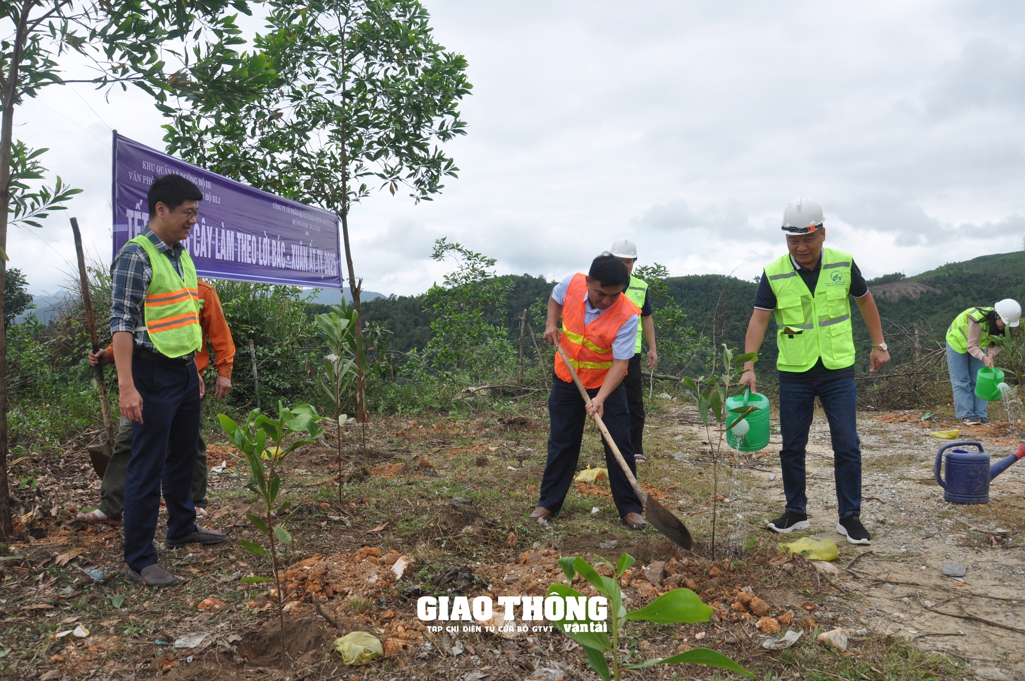 Trồng cây xanh tao hộ lan mền, bảo vệ hành lang đường bộ trên tuyến đường Hồ Chí Minh - Ảnh 5.