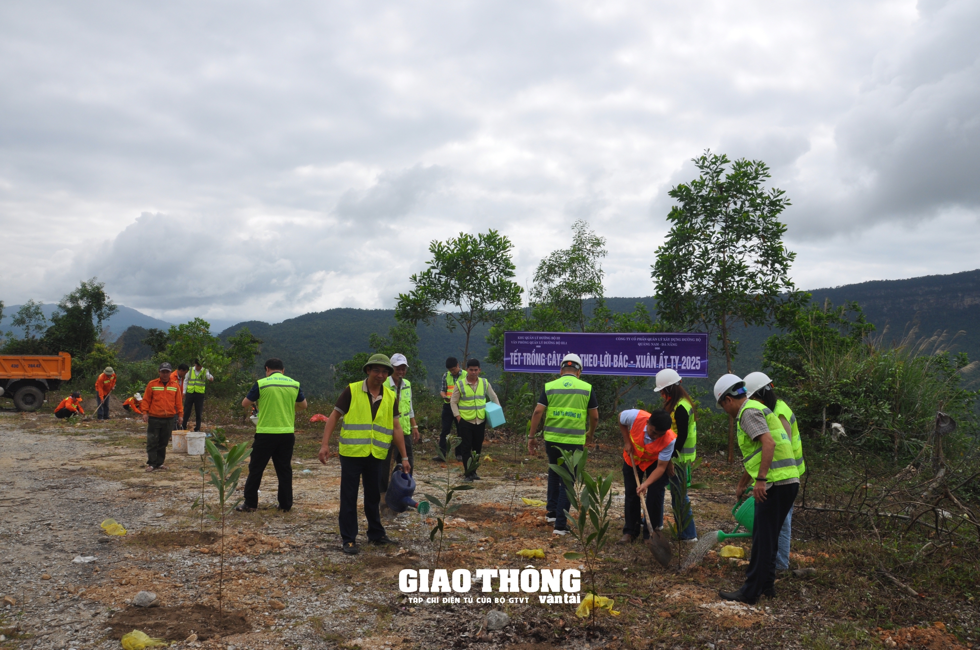 Trồng cây xanh tao hộ lan mền, bảo vệ hành lang đường bộ trên tuyến đường Hồ Chí Minh - Ảnh 7.