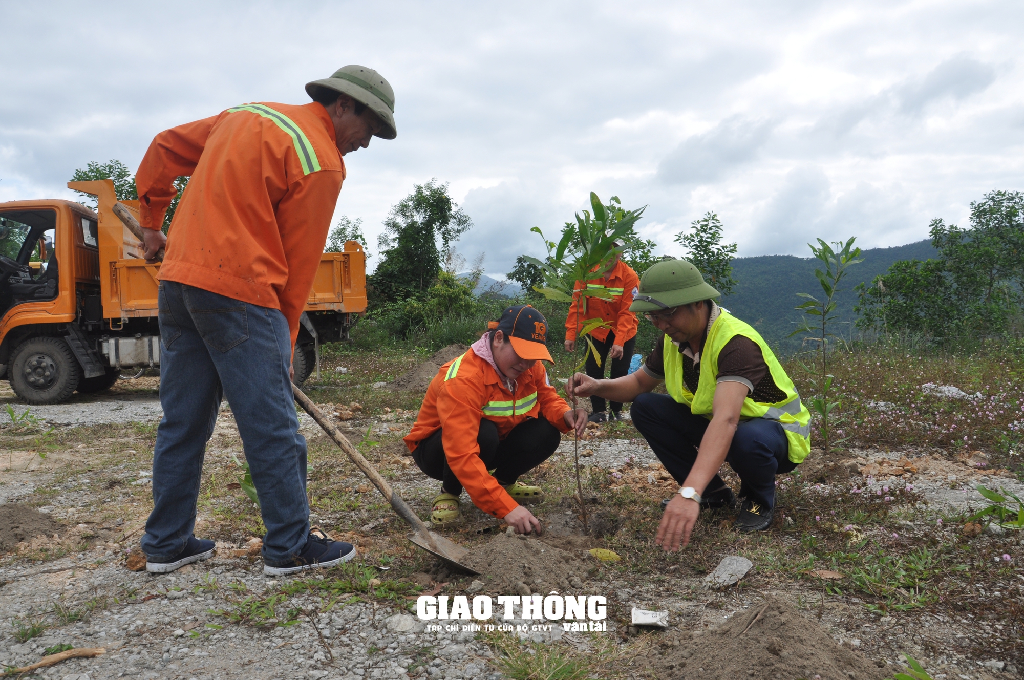 Trồng cây xanh tao hộ lan mền, bảo vệ hành lang đường bộ trên tuyến đường Hồ Chí Minh - Ảnh 9.