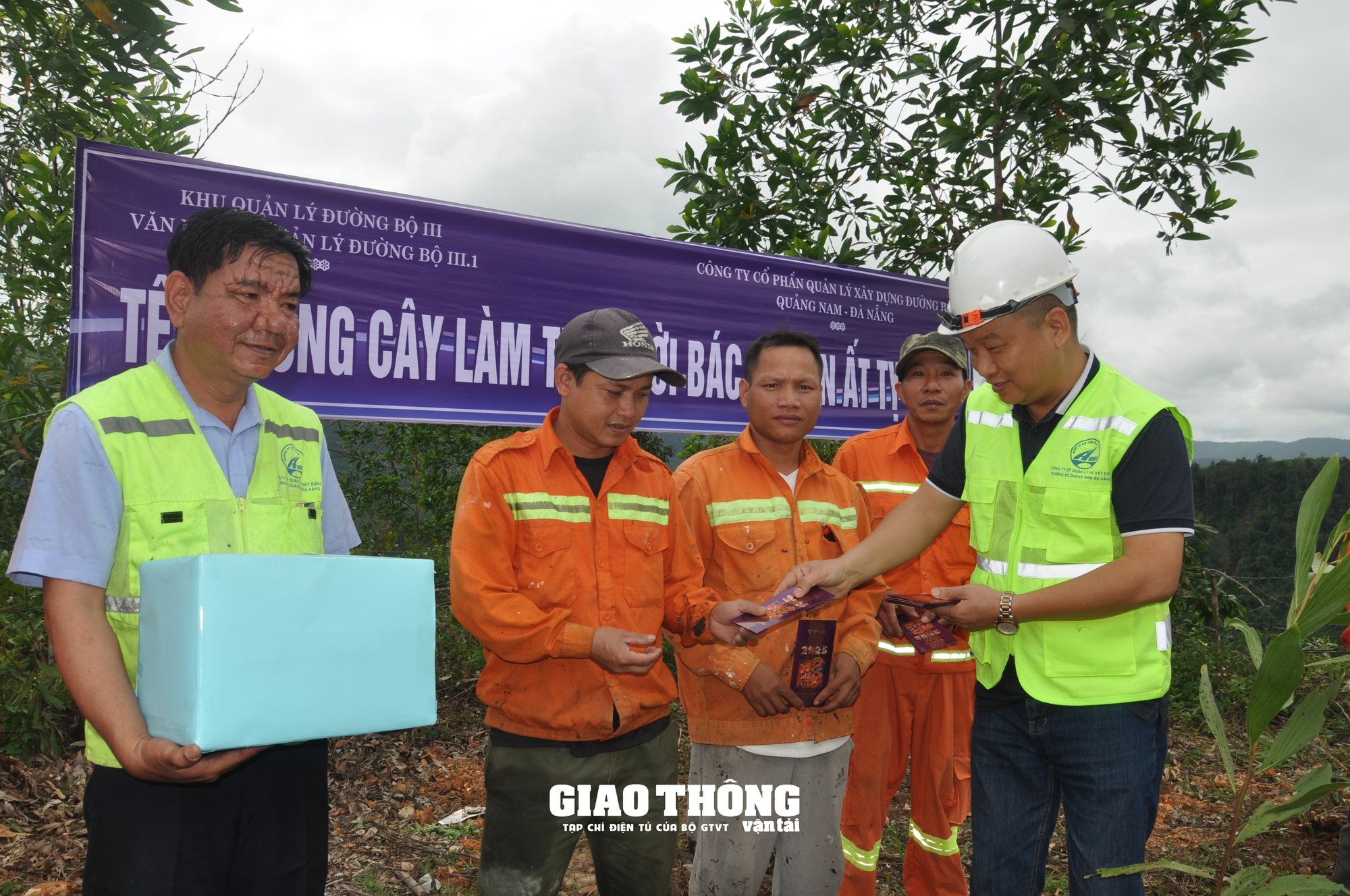 Trồng cây xanh tao hộ lan mền, bảo vệ hành lang đường bộ trên tuyến đường Hồ Chí Minh - Ảnh 10.