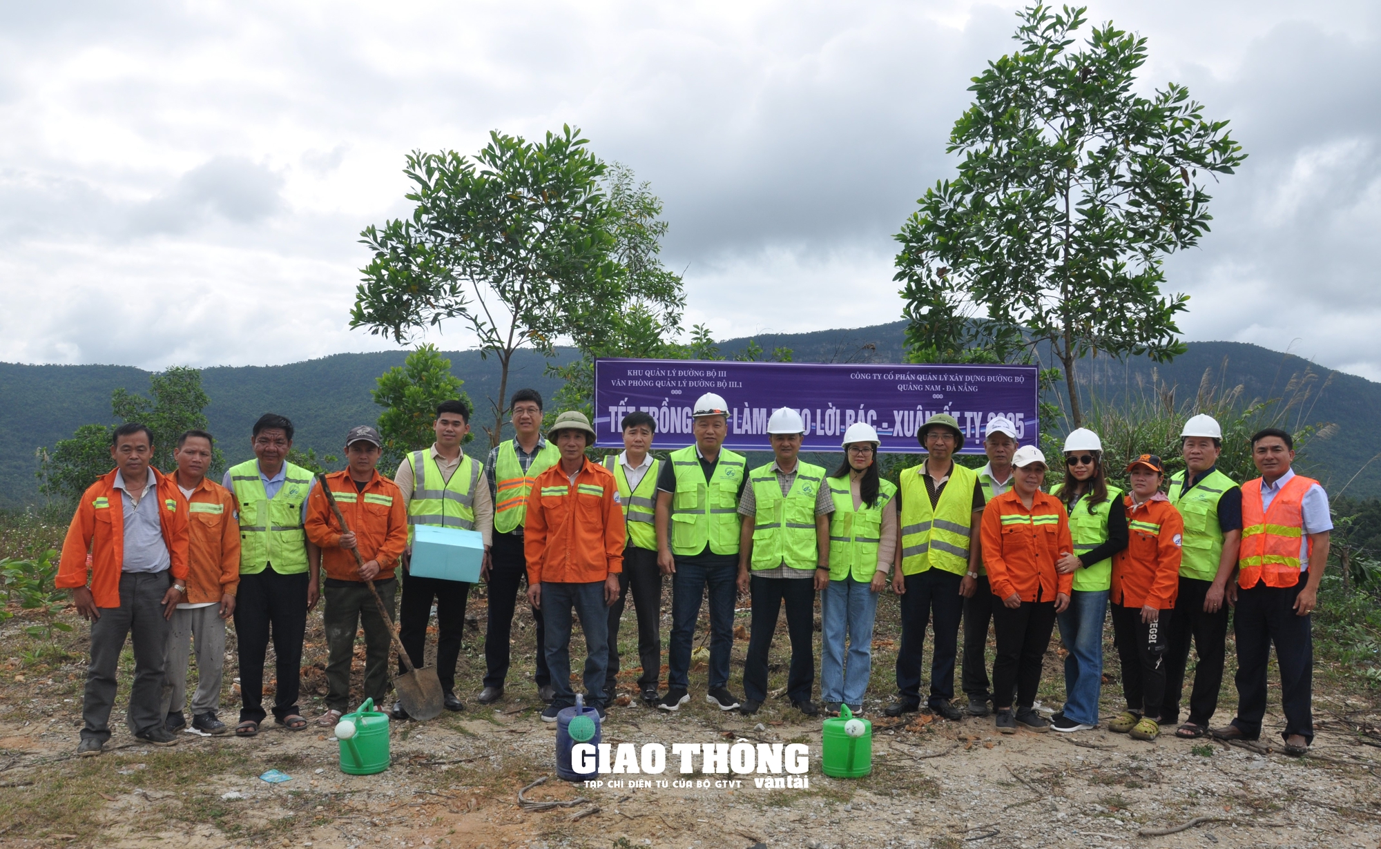 Trồng cây xanh tao hộ lan mền, bảo vệ hành lang đường bộ trên tuyến đường Hồ Chí Minh - Ảnh 12.