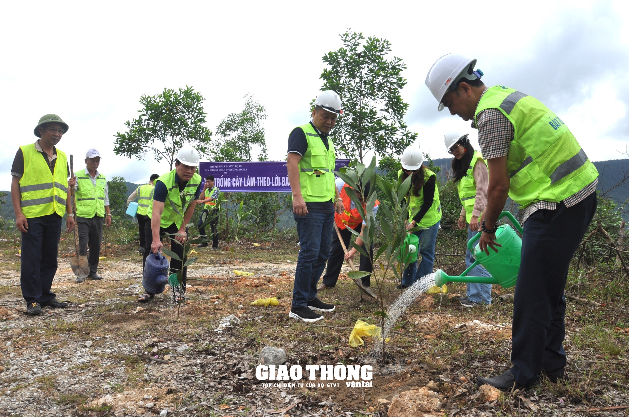 Trồng cây xanh tao hộ lan mền, bảo vệ hành lang đường bộ trên tuyến đường Hồ Chí Minh - Ảnh 1.