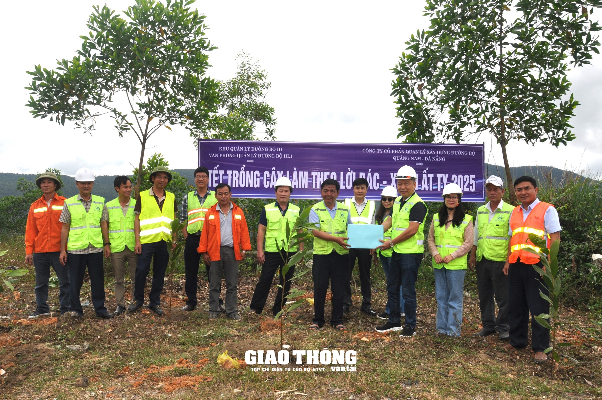 Trồng cây xanh tao hộ lan mền, bảo vệ hành lang đường bộ trên tuyến đường Hồ Chí Minh - Ảnh 2.