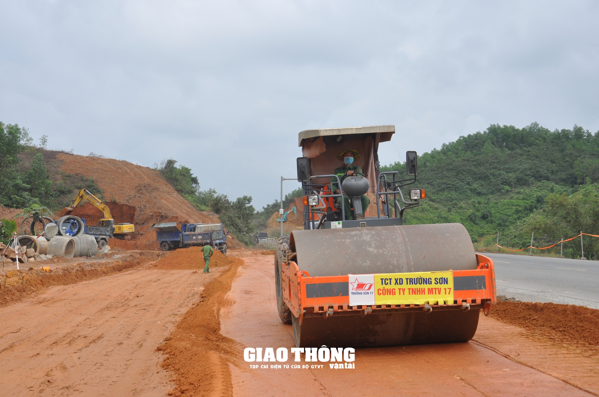 Công trường thi công cao tốc Hòa Liên-Túy Loan: Rộn ràng tiếng máy giòn tan - Ảnh 9.