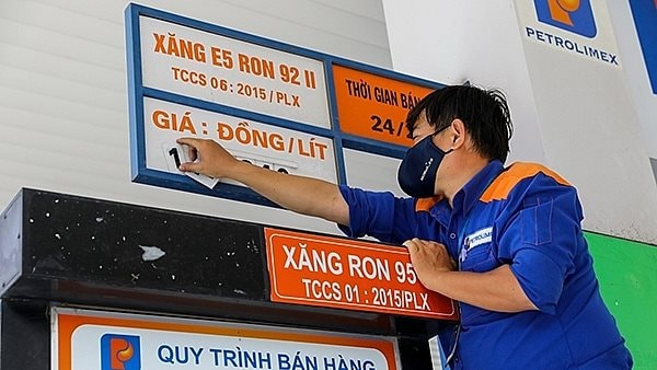 Giá xăng giảm mạnh về mức thấp nhất gần 4 năm qua - Ảnh 1.