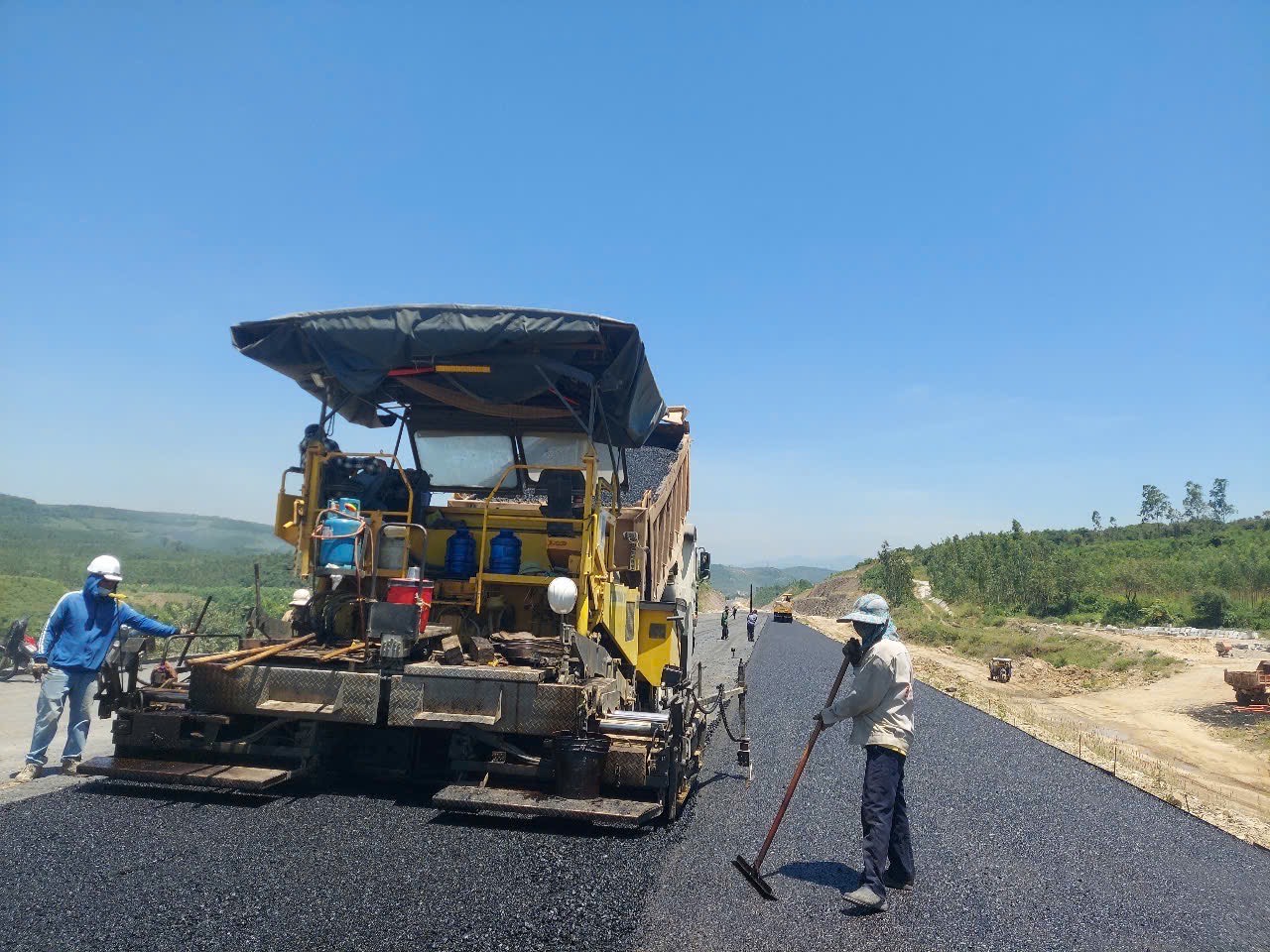 Nhà thầu Thăng Long rút ngắn tiến độ thi công cao tốc Chí Thạnh - Vân Phong - Ảnh 3.
