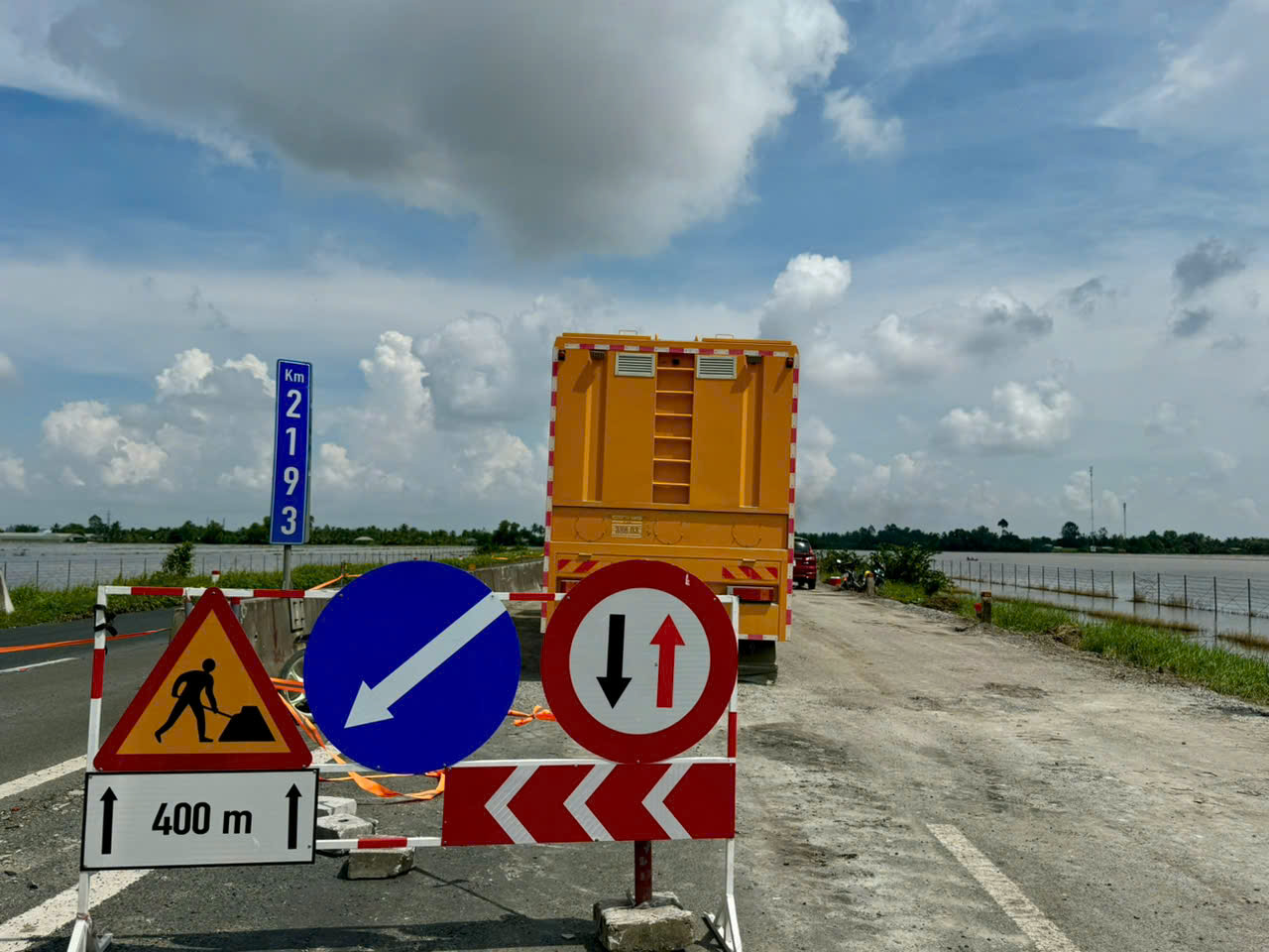 Tranh thủ mùa khô để thảm nhựa tuyến Lộ Tẻ - Rạch Sỏi - Ảnh 4.