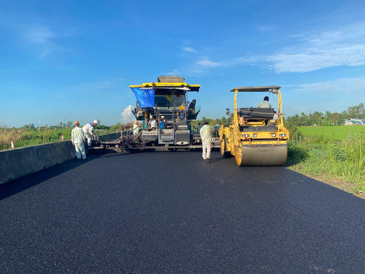 Tranh thủ mùa khô để thảm nhựa tuyến Lộ Tẻ - Rạch Sỏi - Ảnh 2.