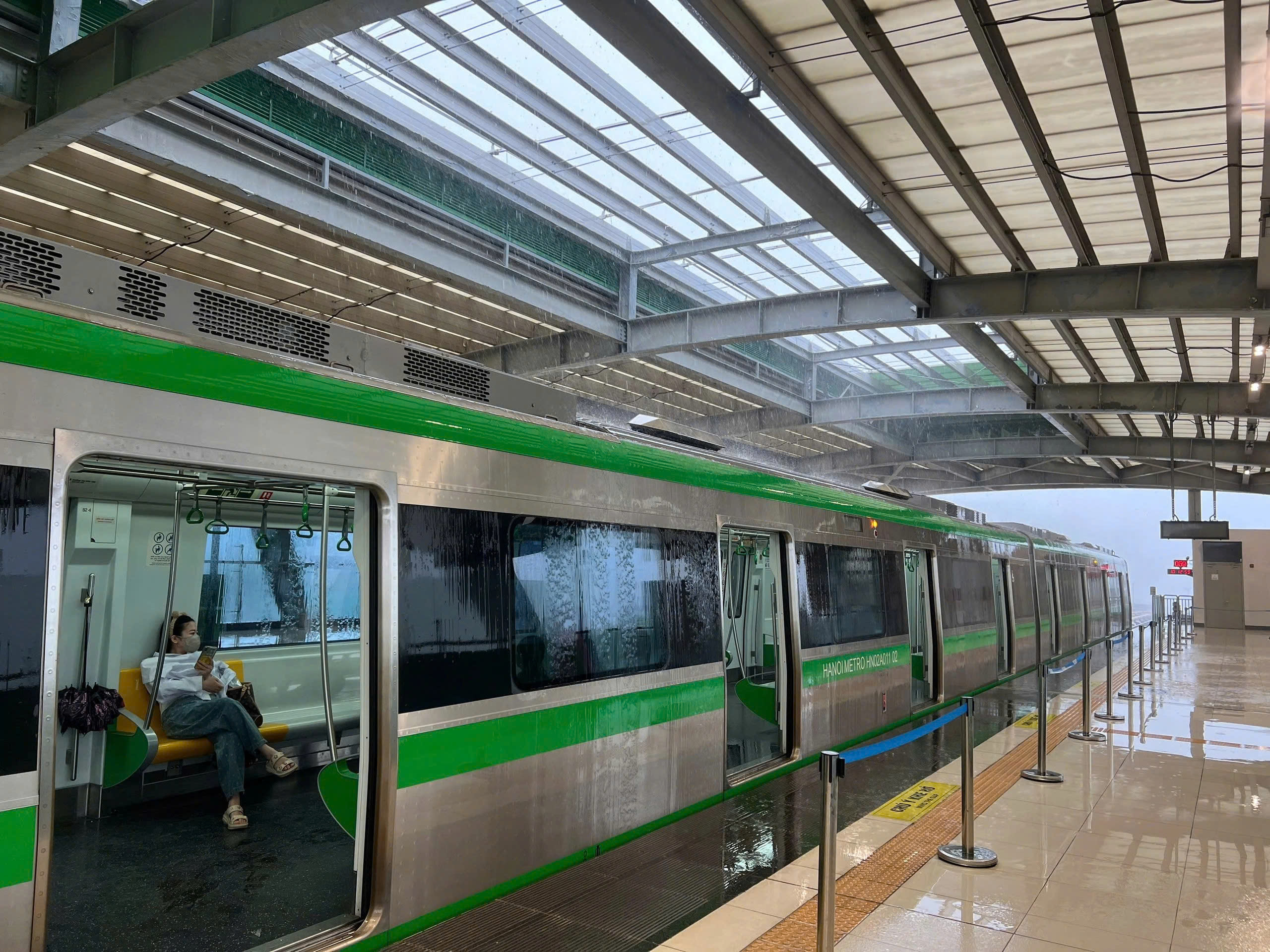 Khẩn trương khắc phục sự cố nước tràn vào ga metro Cát Linh - Hà Đông - Ảnh 1.