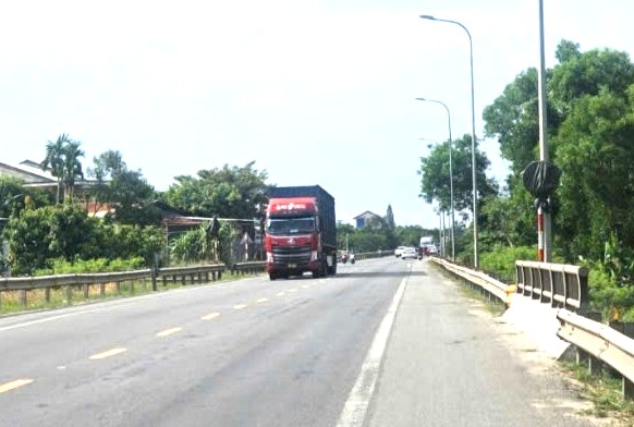 Biển báo giao thông được bịt kín trên QL1 ở Quảng Nam, đơn vị quản lý đường bộ nói gì? - Ảnh 1.