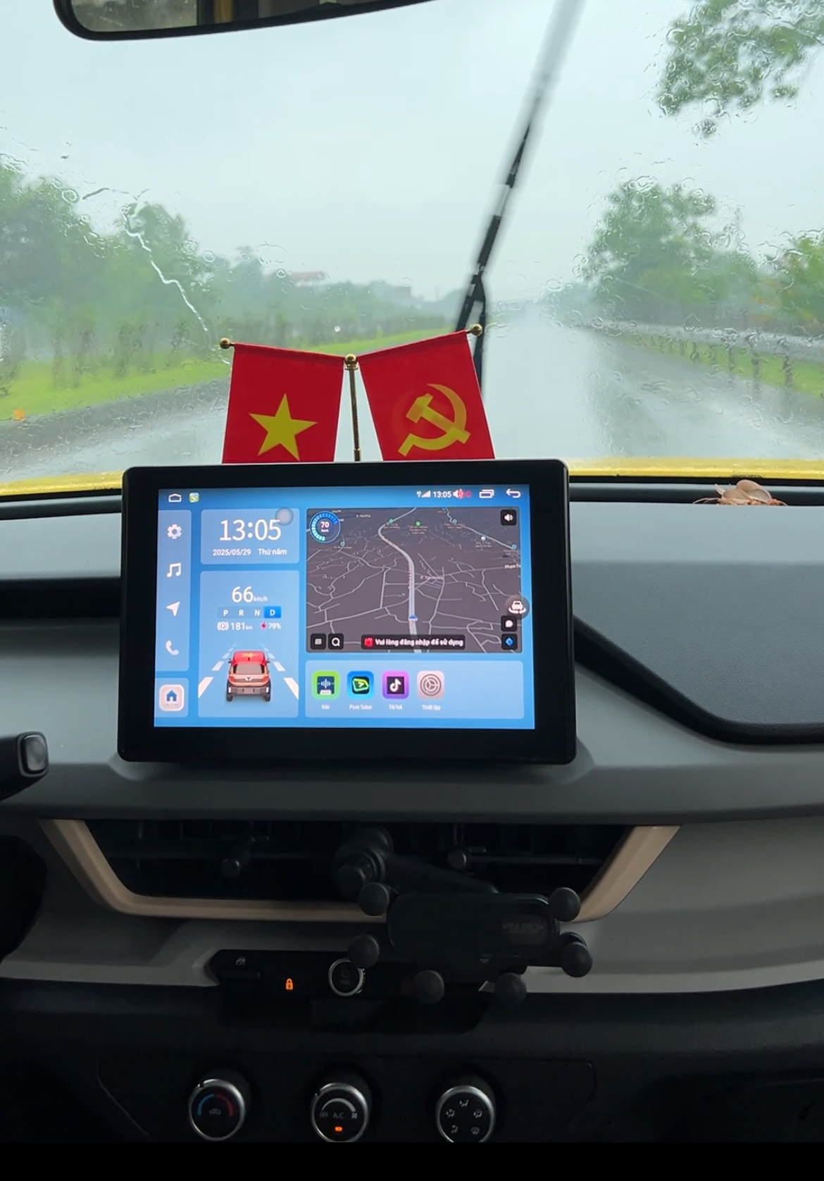 Những lưu ý khi lái xe trong mùa mưa bão - Ảnh 1.