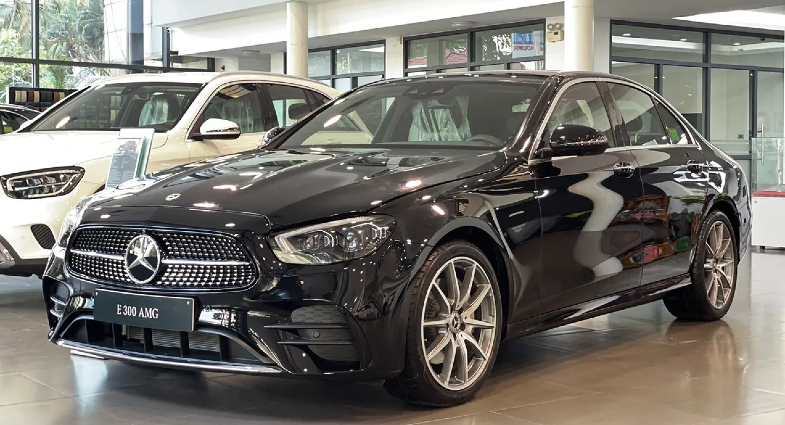 Khó tin, Mercedes-Benz E-Class giảm giá 700 triệu đồng - Ảnh 1.
