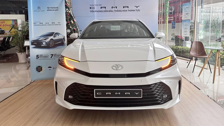 “Xưng vương” xe hạng D, Toyota Camry lần đầu giảm giá sâu - Ảnh 1.