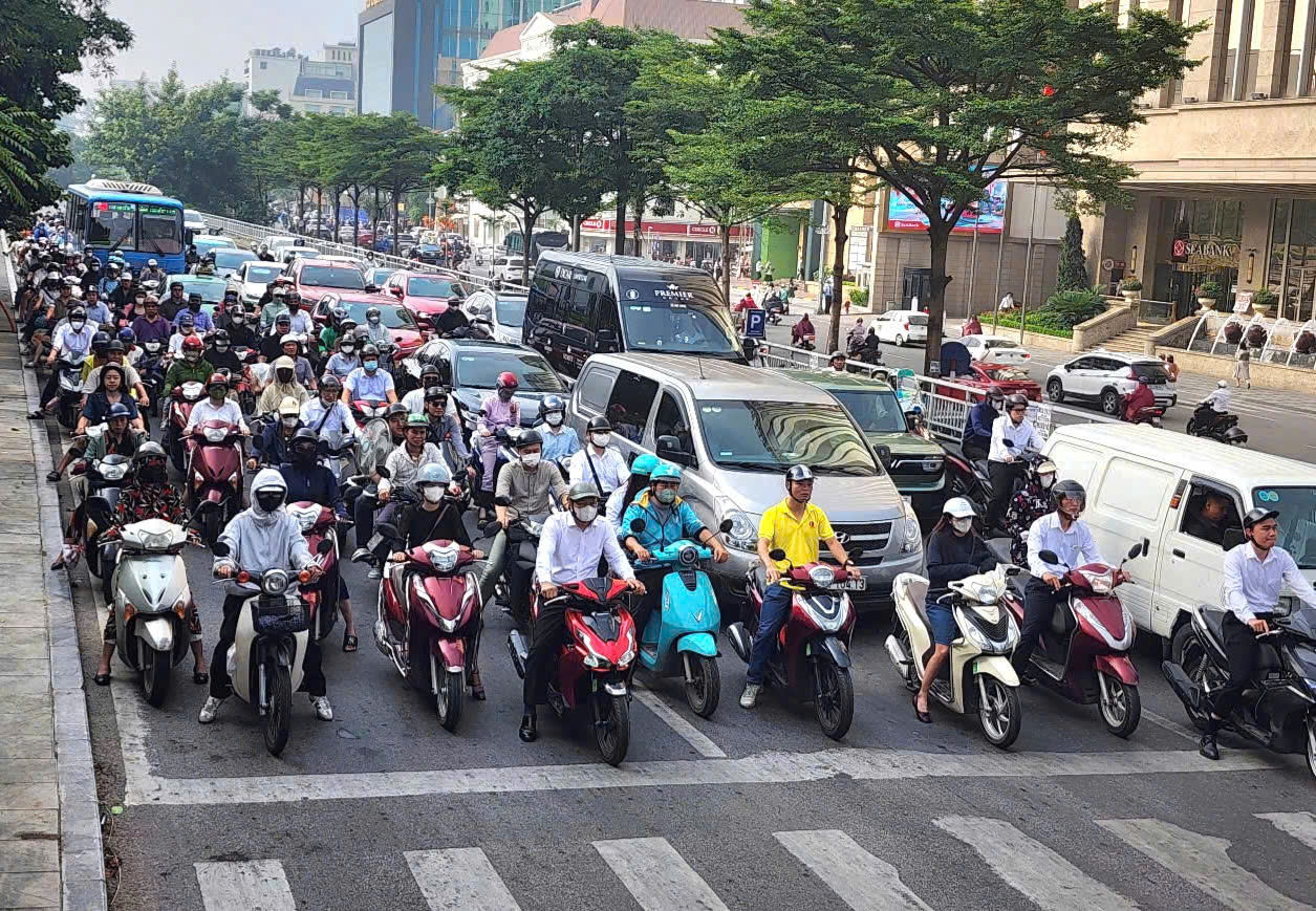 Hà Nội sẽ hỗ trợ người dân thu đổi xe máy xăng trong khu vực Vành đai 1 - Ảnh 1.