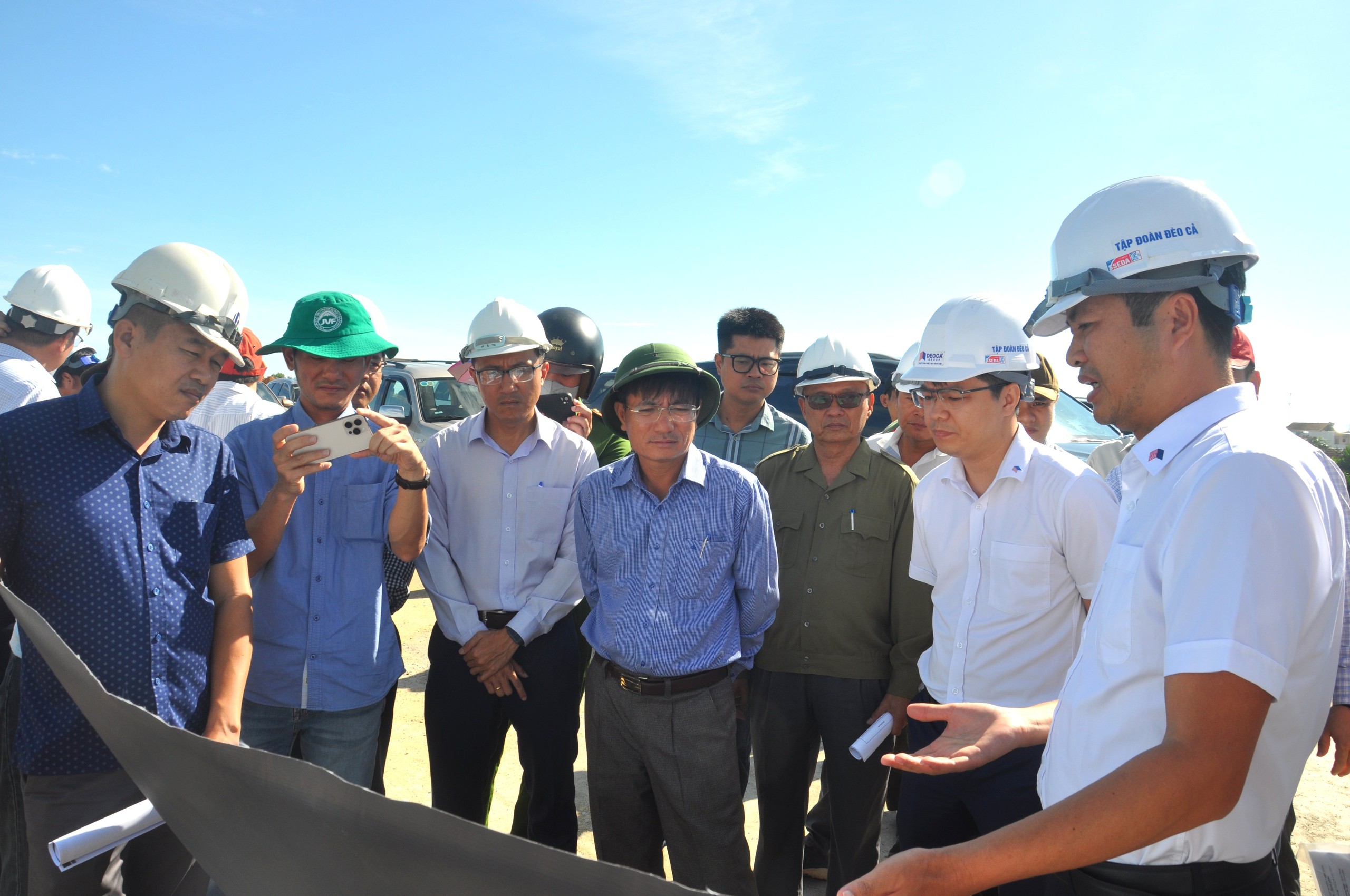 Dân cản trở thi công cao tốc Quảng Ngãi-Hoài Nhơn, lãnh đạo tỉnh Quảng Ngãi đến hiện trường chỉ đạo "nóng" - Ảnh 1.
