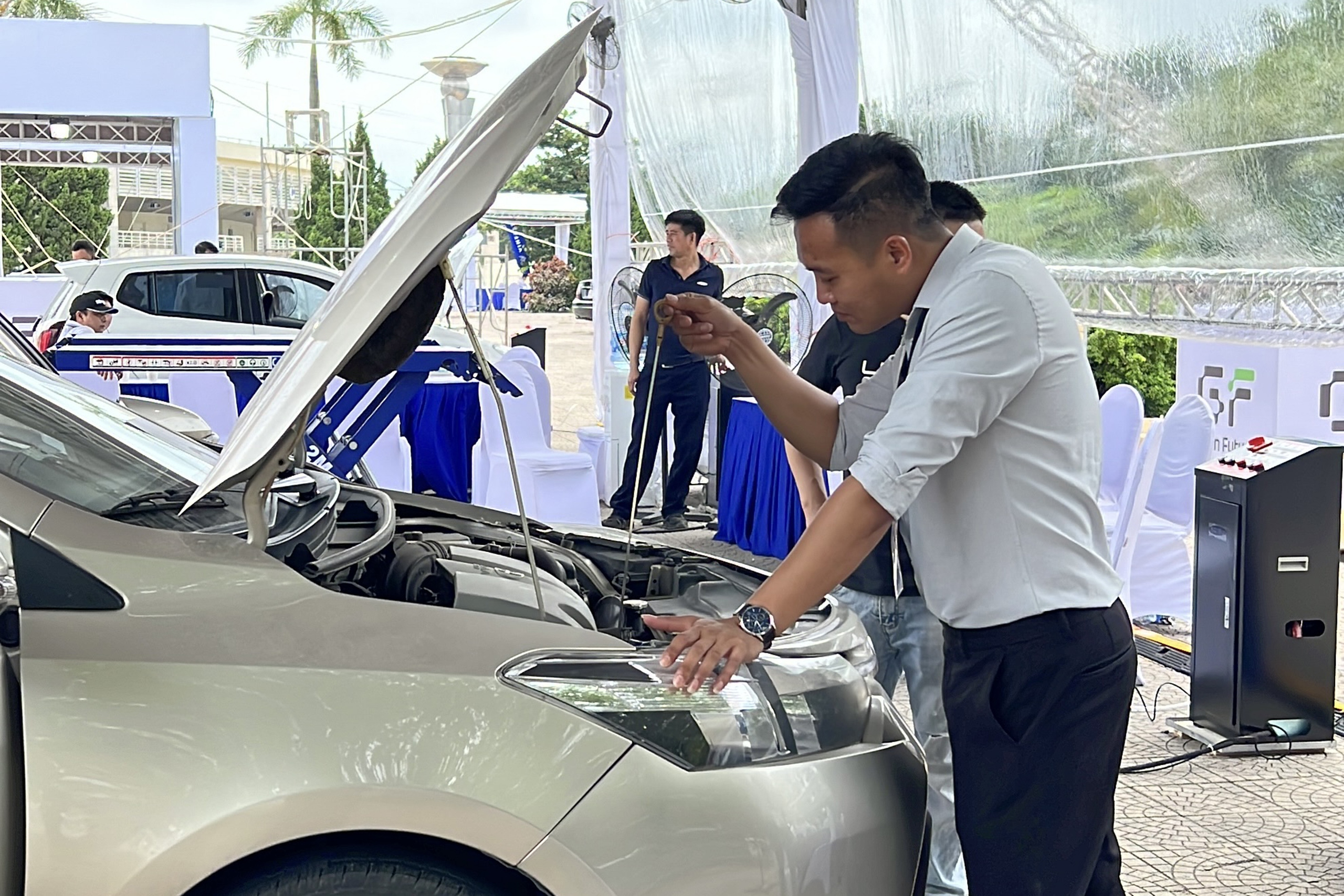 Người dùng bán tháo ô tô xăng dầu, salon xe cũ liên tục từ chối - Ảnh 2.