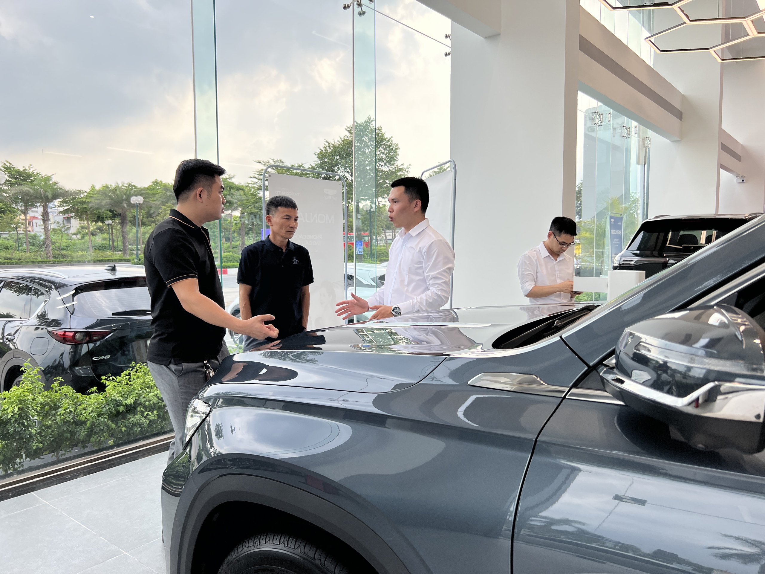 Người dùng bán tháo ô tô xăng dầu, salon xe cũ liên tục từ chối - Ảnh 3.