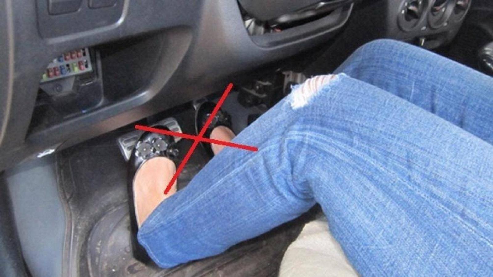 Dùng hai chân lái ô tô số tự động, sai lầm cơ bản nhiều người mắc phải - Ảnh 1.